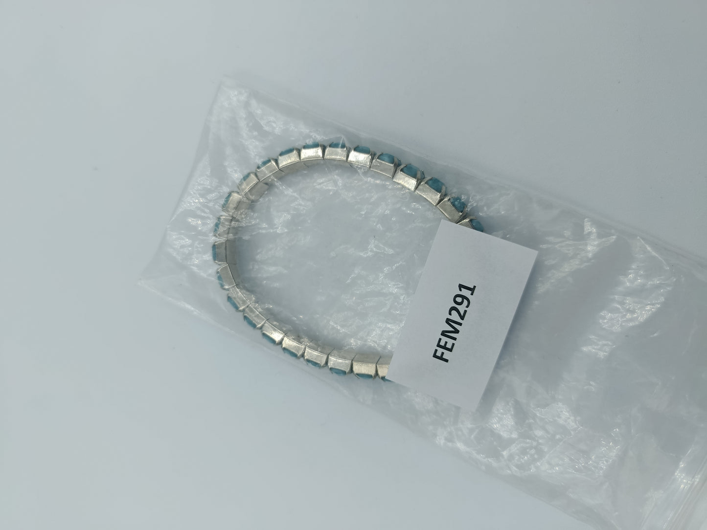 Silberfarbenes Stretcharmband mit türkisfarbenen Steinen