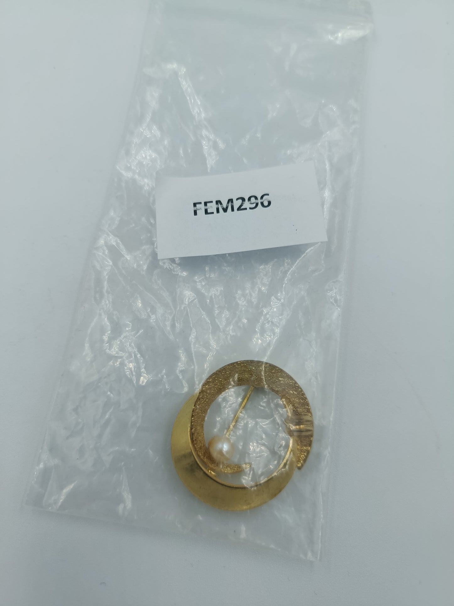 Elegante runde Brosche mit Perle