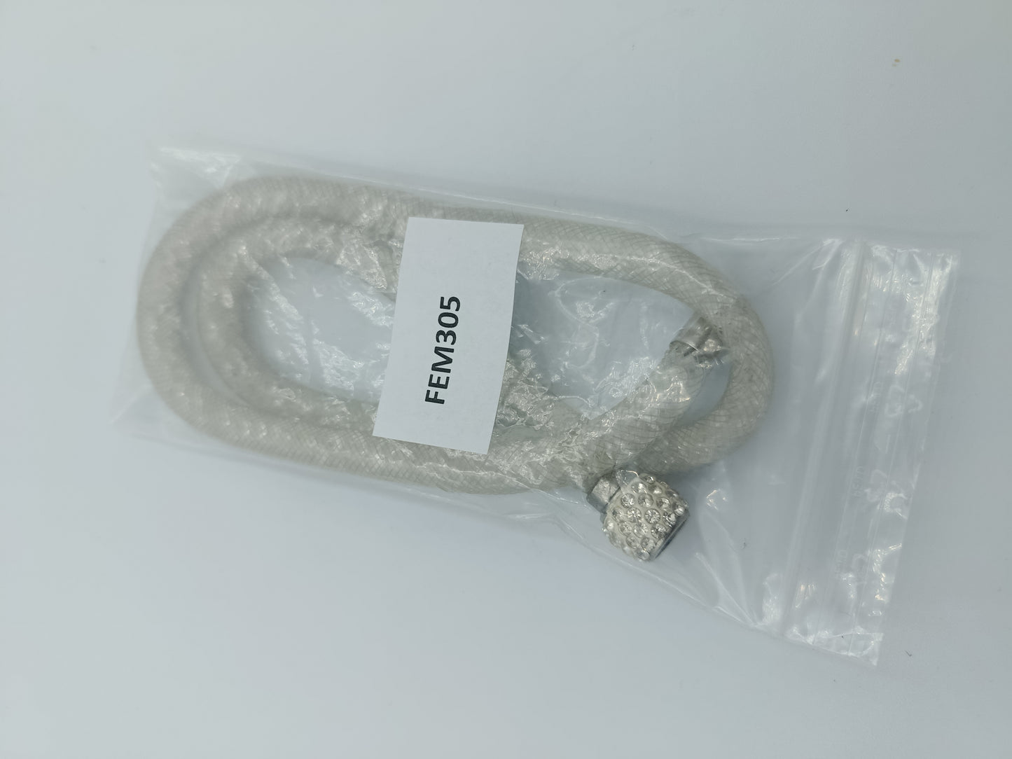 Glitzernde Mesh-Halskette in Weiß mit Strass-Magnetverschluss