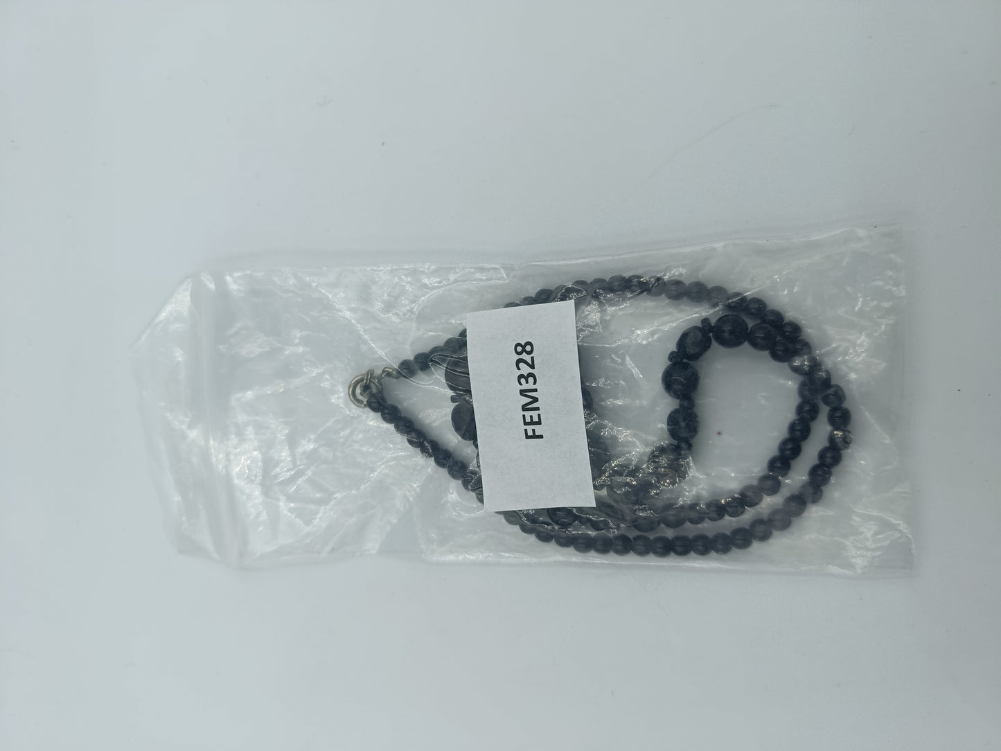 Klassische schwarze Perlenkette mit Facettendetails