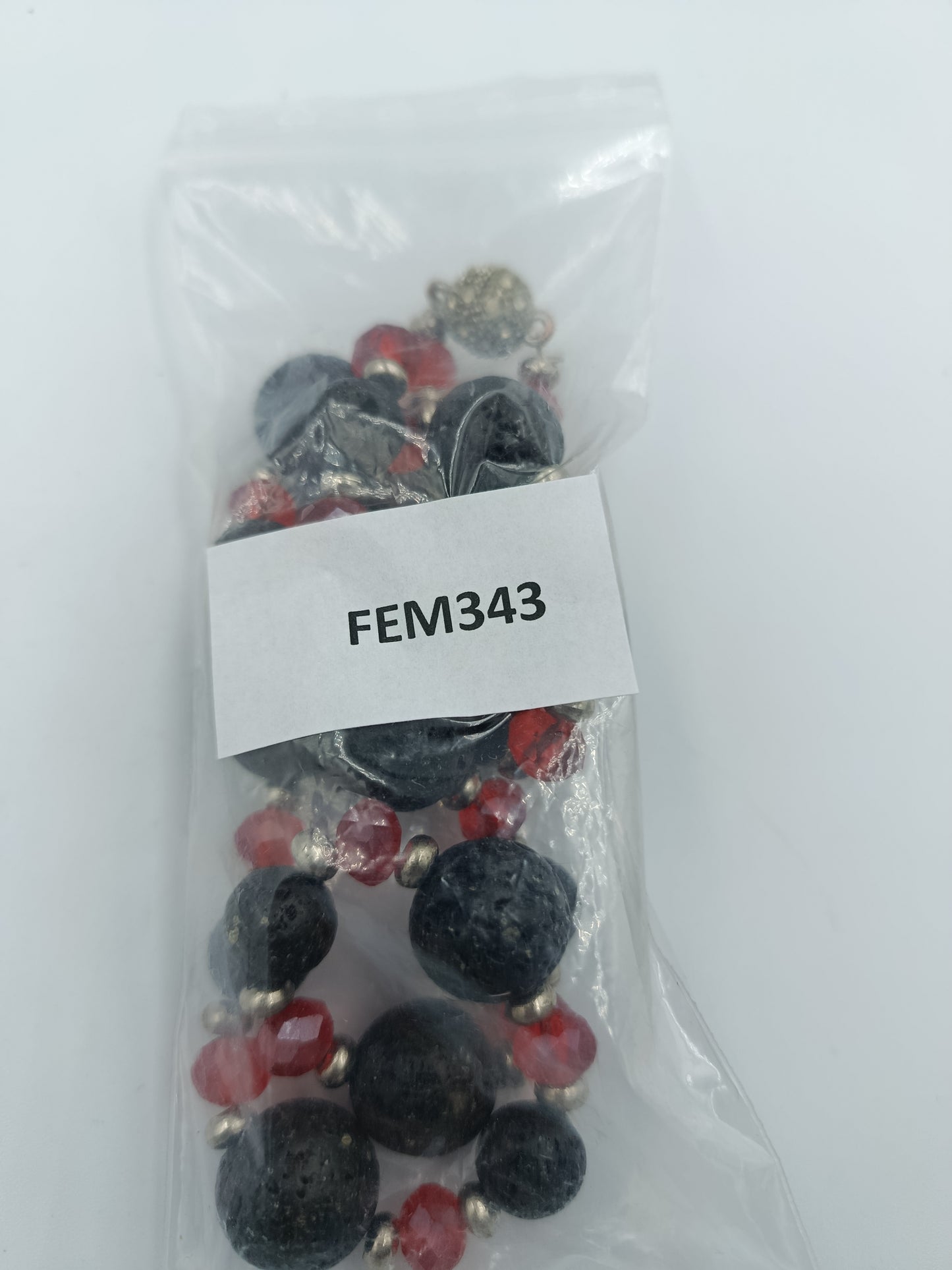 Lava-Perlenkette mit roten Kristall-Highlights