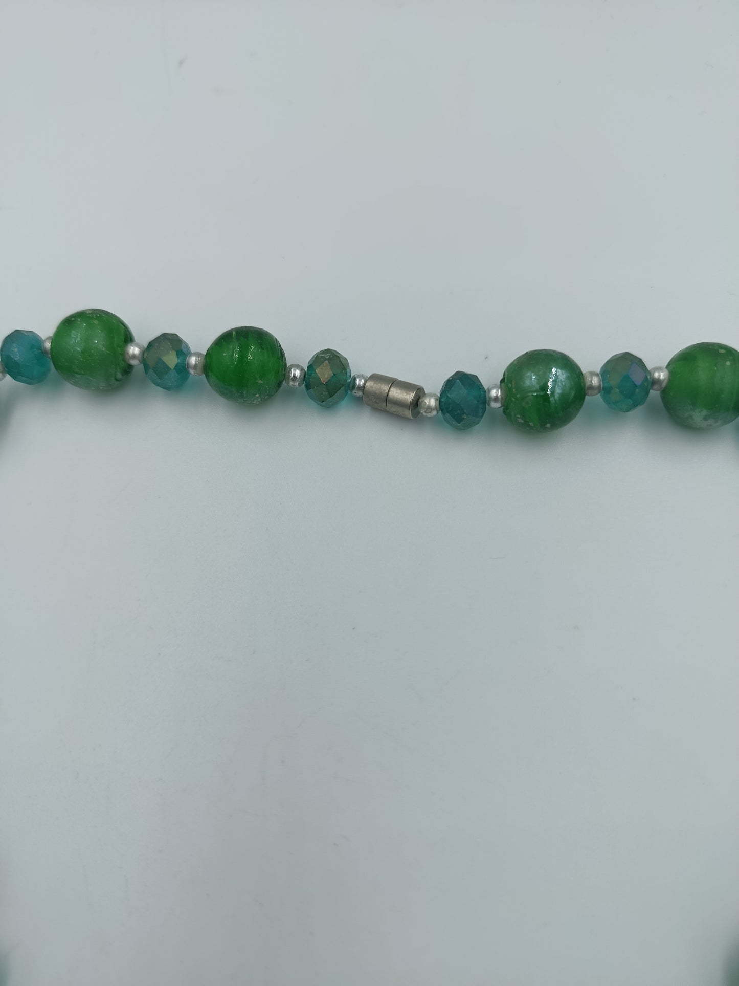 Glasperlenkette in Grün und Blau mit Silberdetails