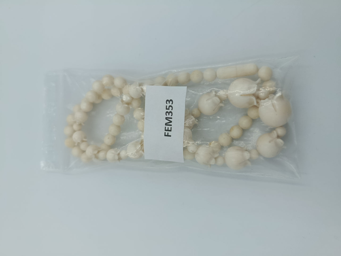 Halskette mit geschnitzten Elfenbein-Optik-Perlen