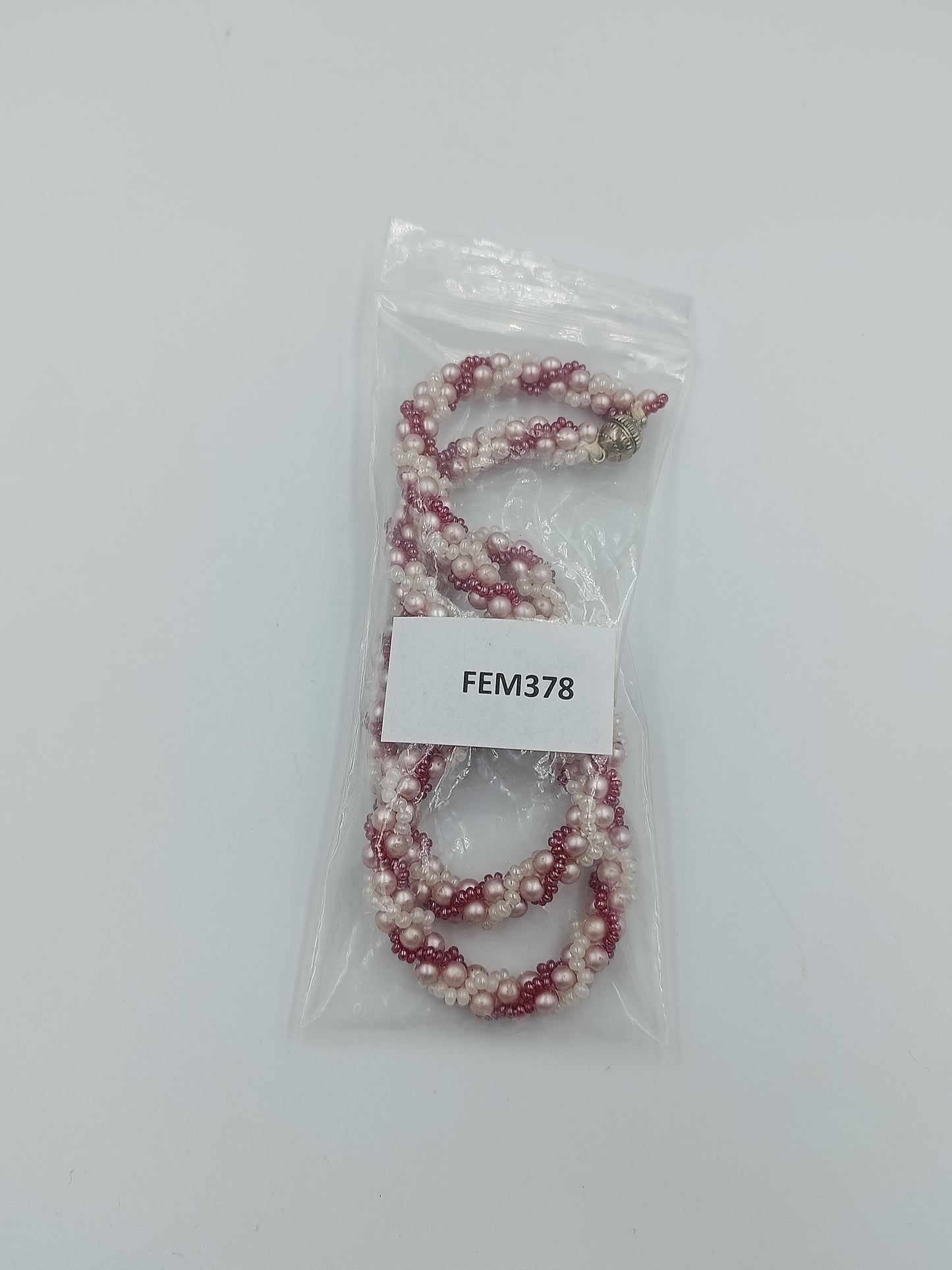 Halskette mit rosa und weißen Perlen im gedrehten Strangdesign