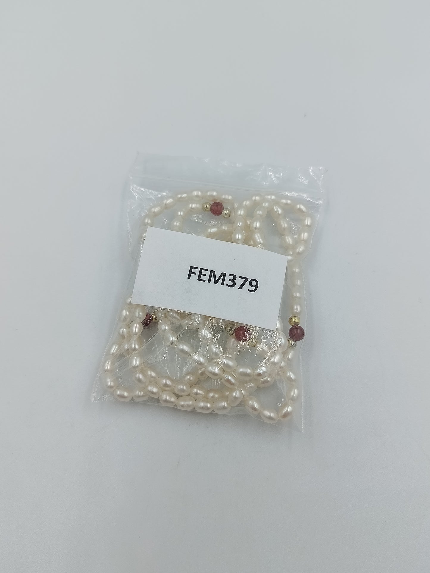 Elegante lange Perlenkette mit roten Akzenten