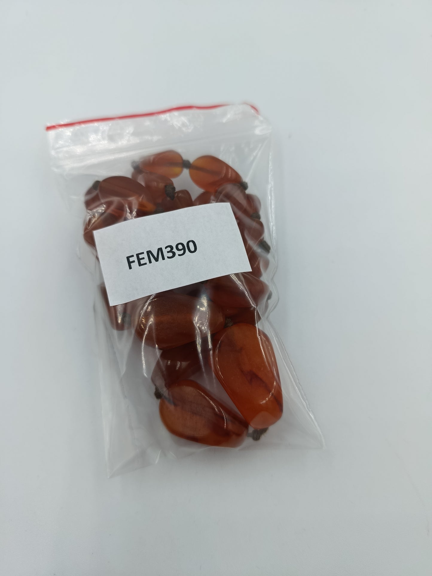 Halskette mit rotbraunen Schmucksteinen in Naturform