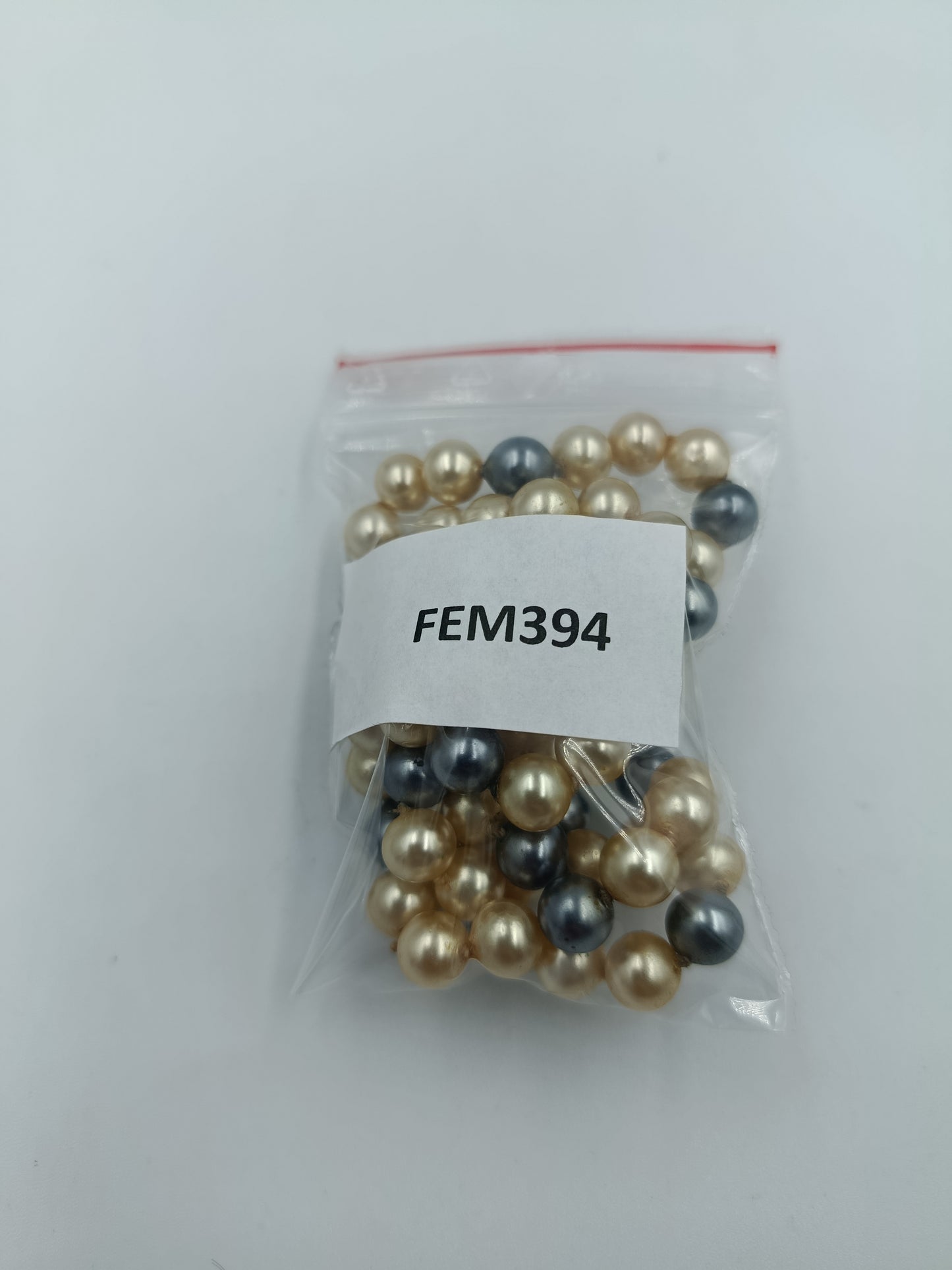 Klassische Perlenkette in Creme und Anthrazit mit Strassverschluss