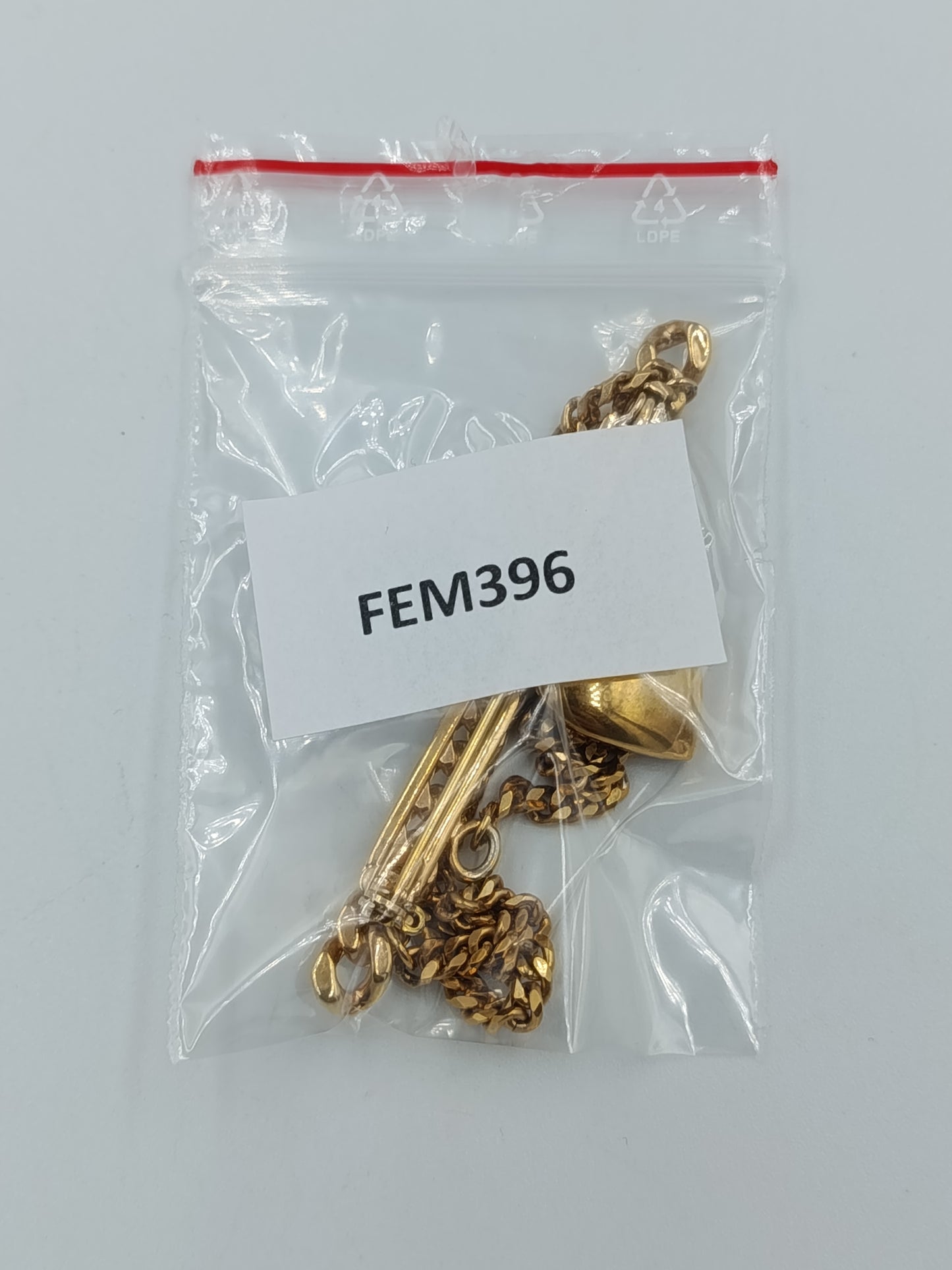 Goldfarbene Brosche mit Herz-Anhänger und Kettendetails