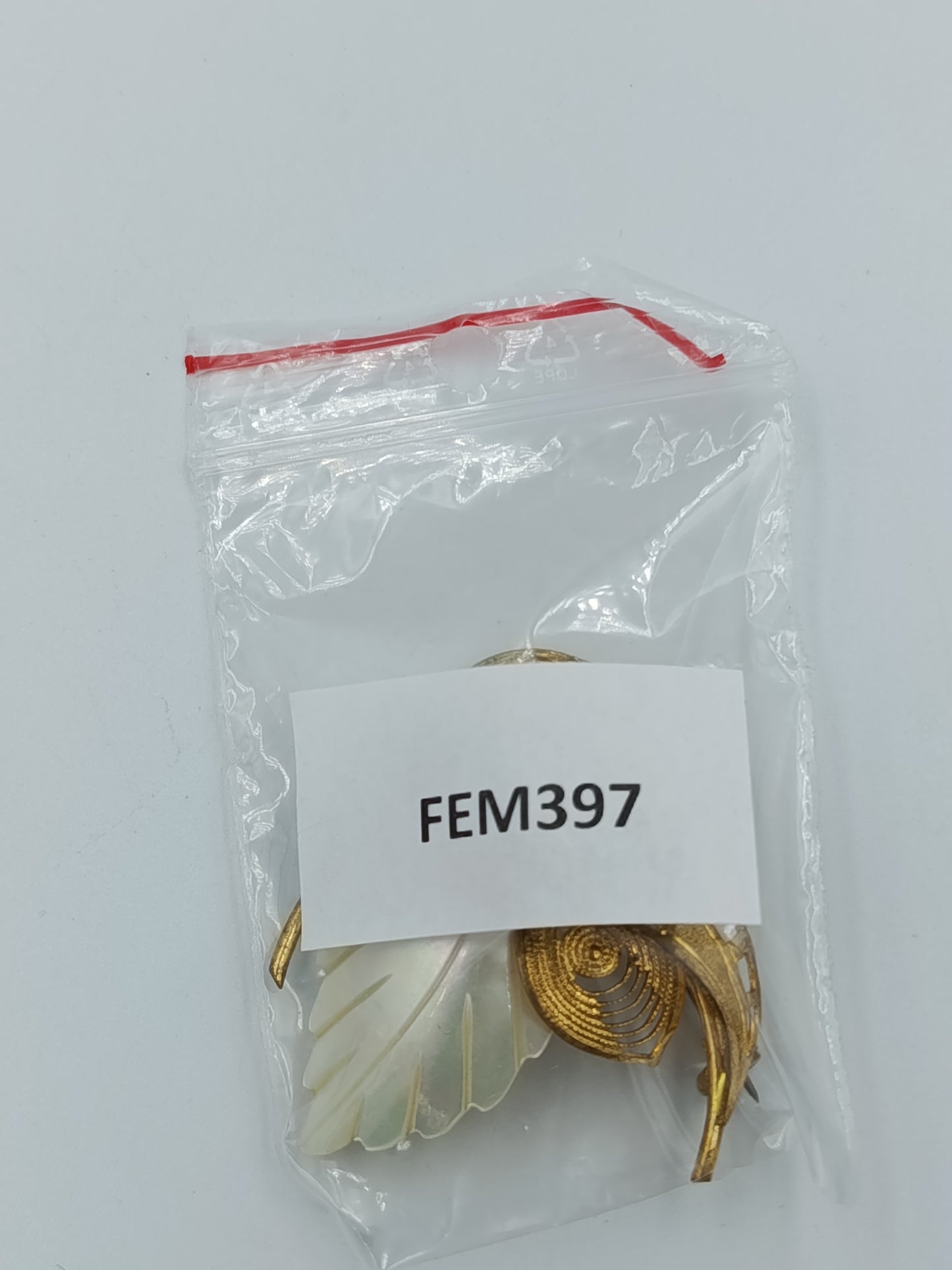 Elegante Vintage-Brosche mit Perlmuttblatt und Goldfiligran