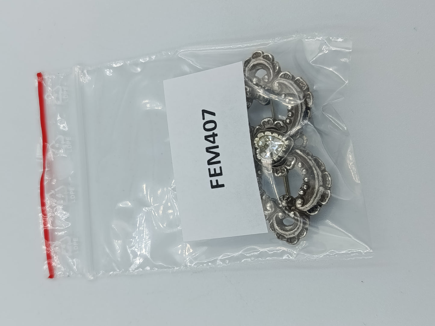 Vintage-Brosche mit Herzstein im Barockstil