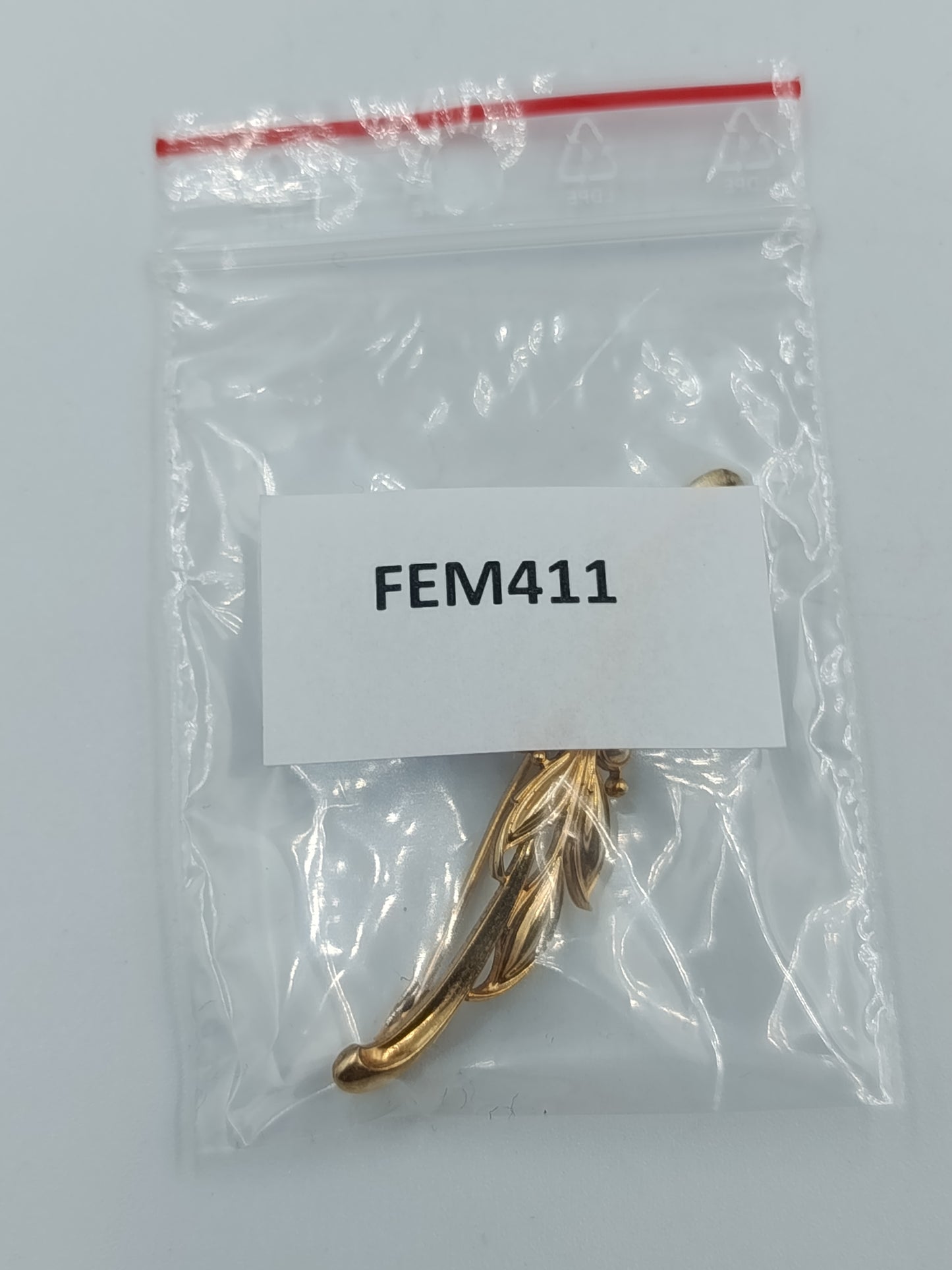 Elegante goldfarbene Brosche im floralen Design
