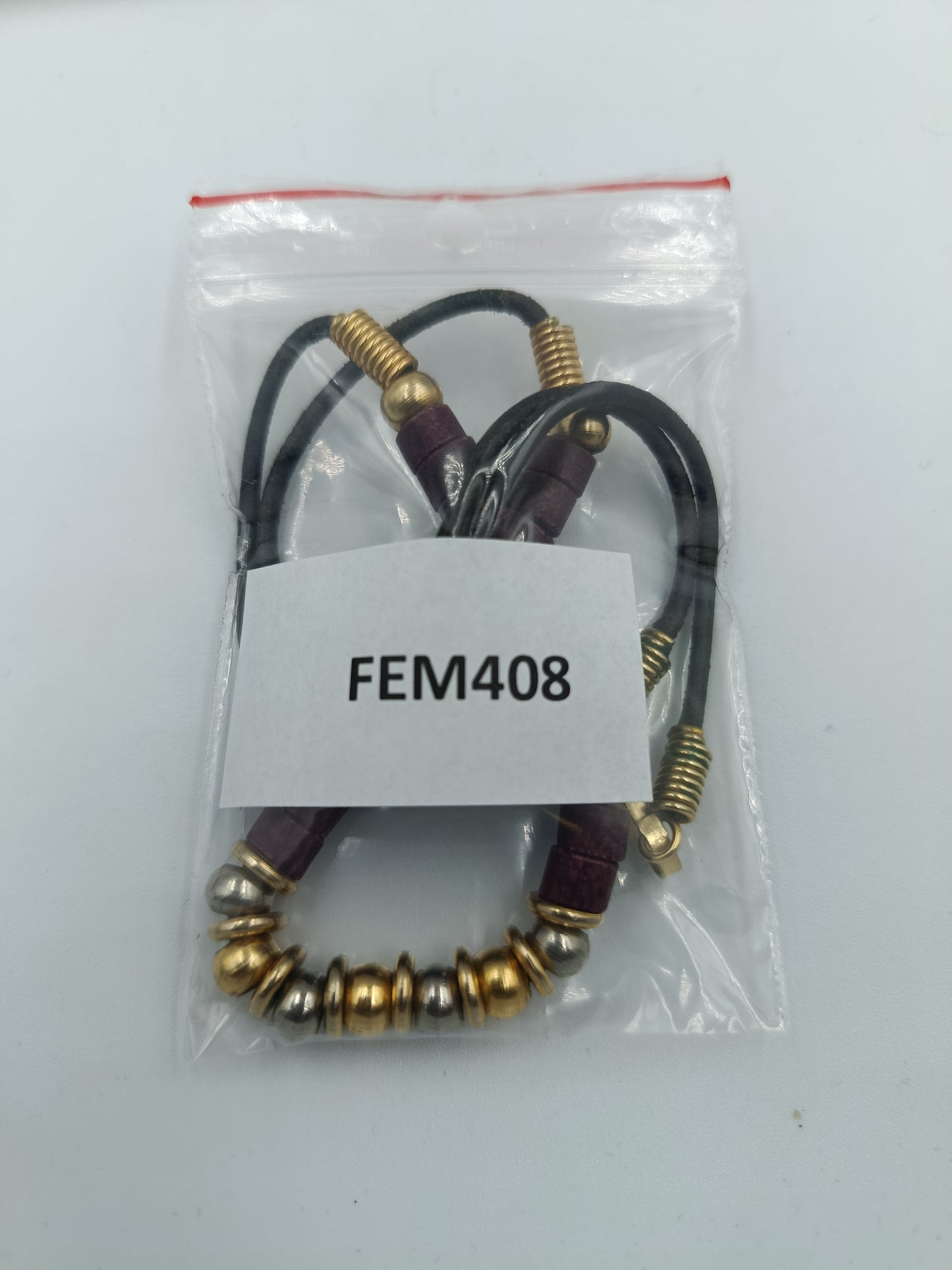 Lederhalskette mit gold- und silberfarbenen Zierelementen