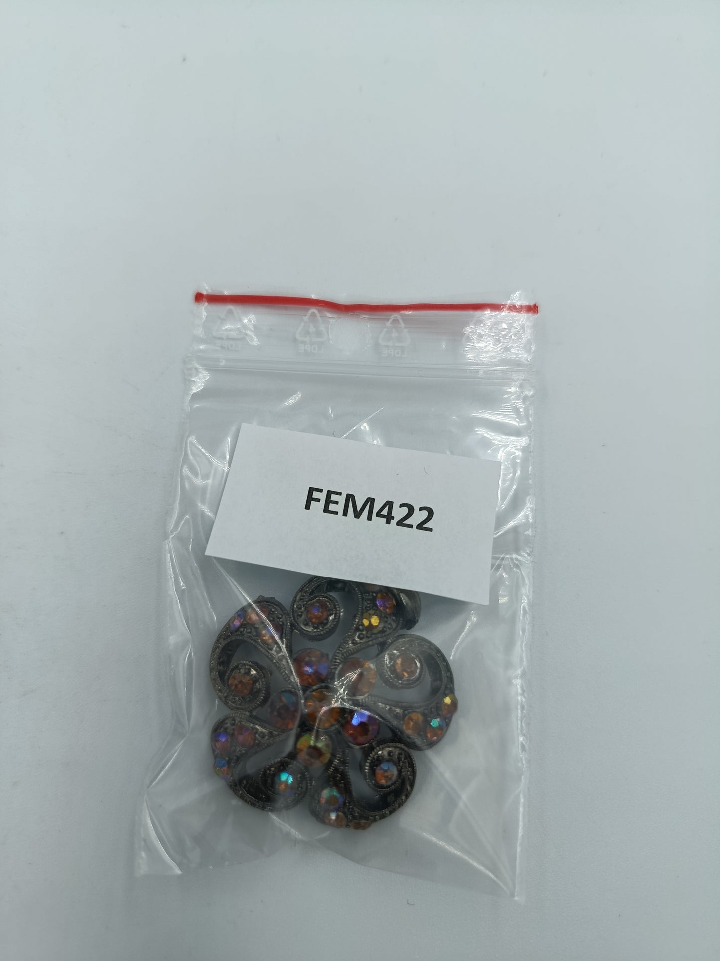 Vintage-Anhänger mit bunten Strasssteinen im Blüten-Design