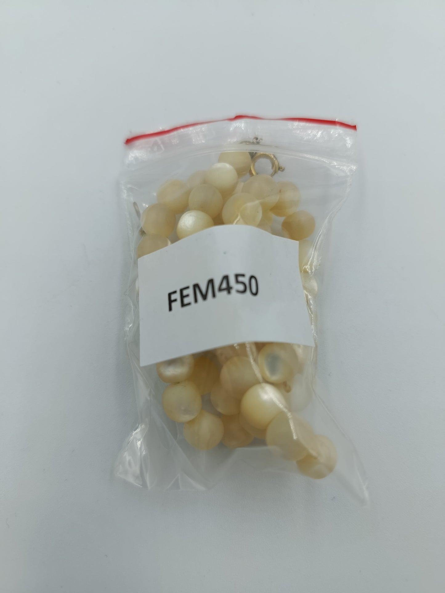 Halskette aus cremefarbenen Perlmuttperlen