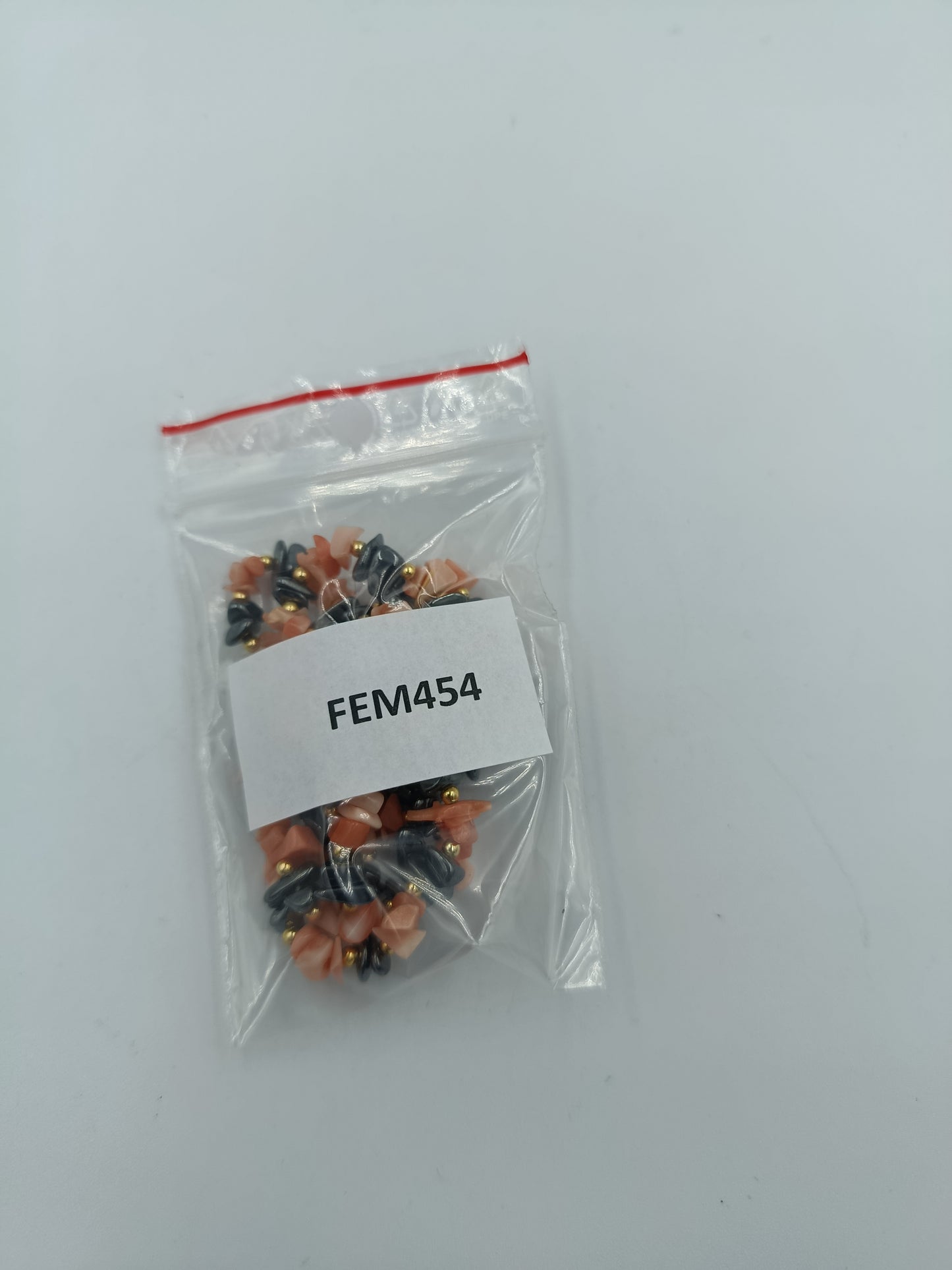 Halskette mit roten und schwarzen Steinchips