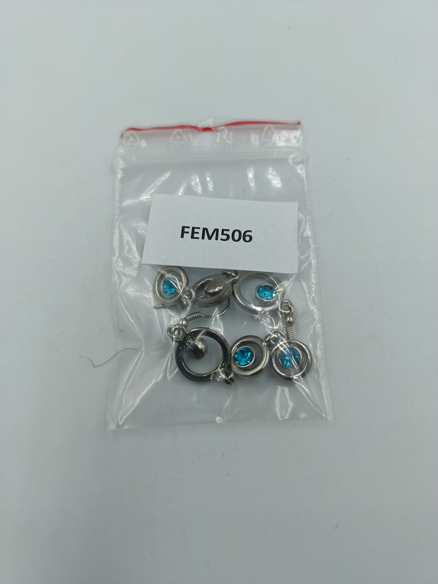 Silberfarbene Ohrhänger mit blauen Kristallen