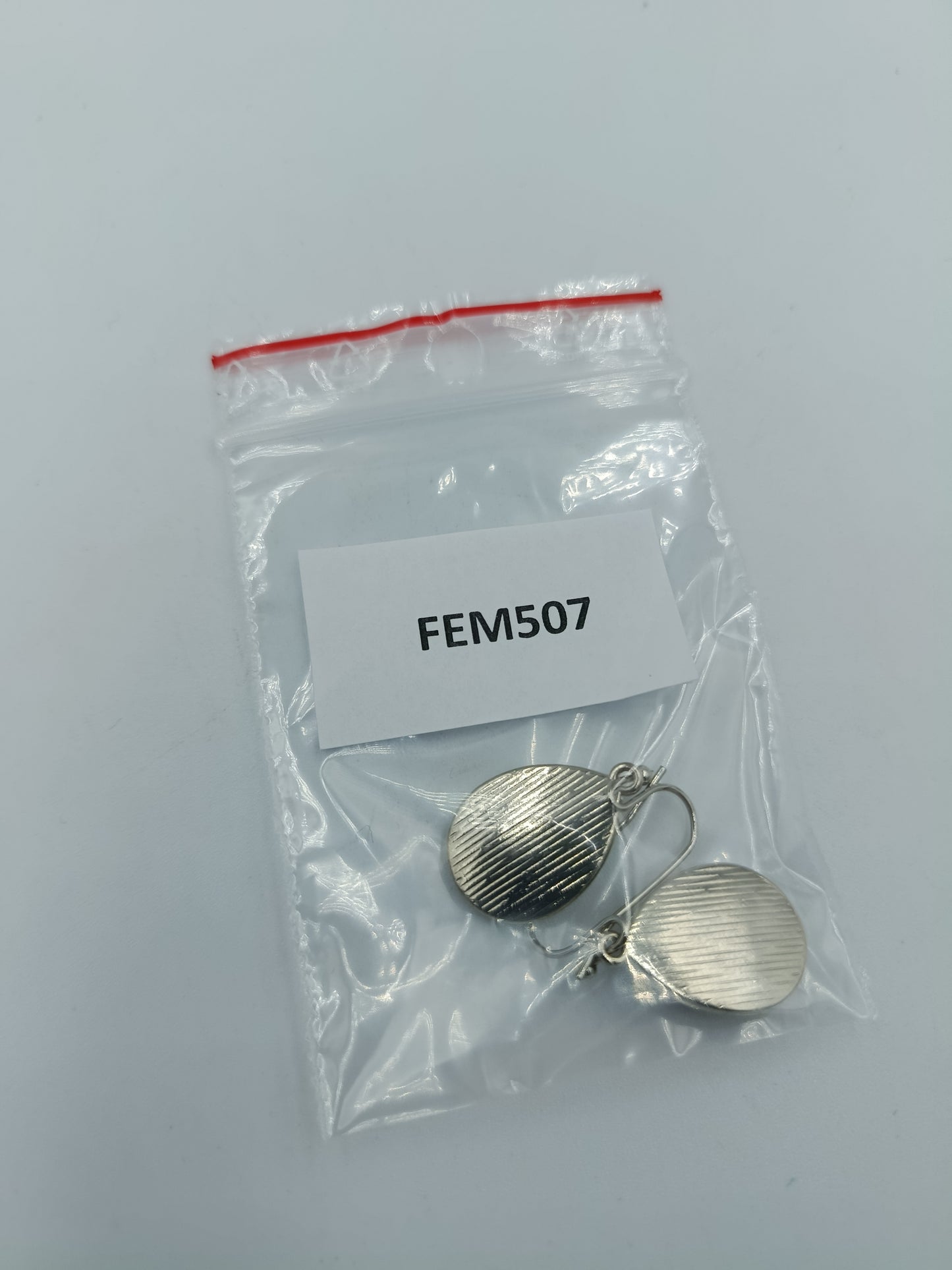 Tropfenförmige Ohrhänger mit rotem Einsatz