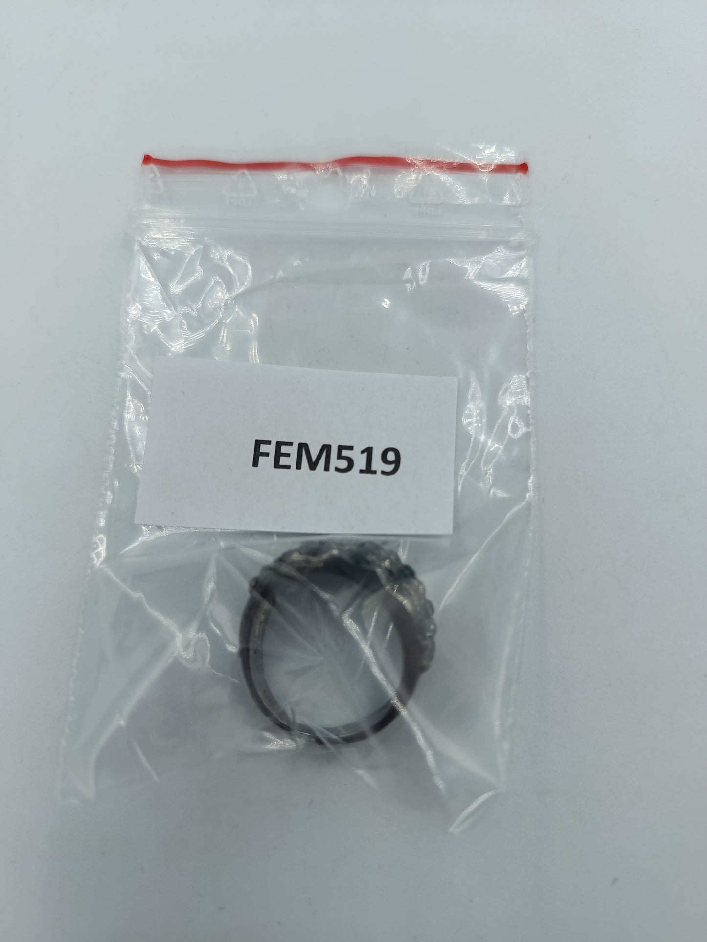 Dunkler Ring mit schwarzen Steinen