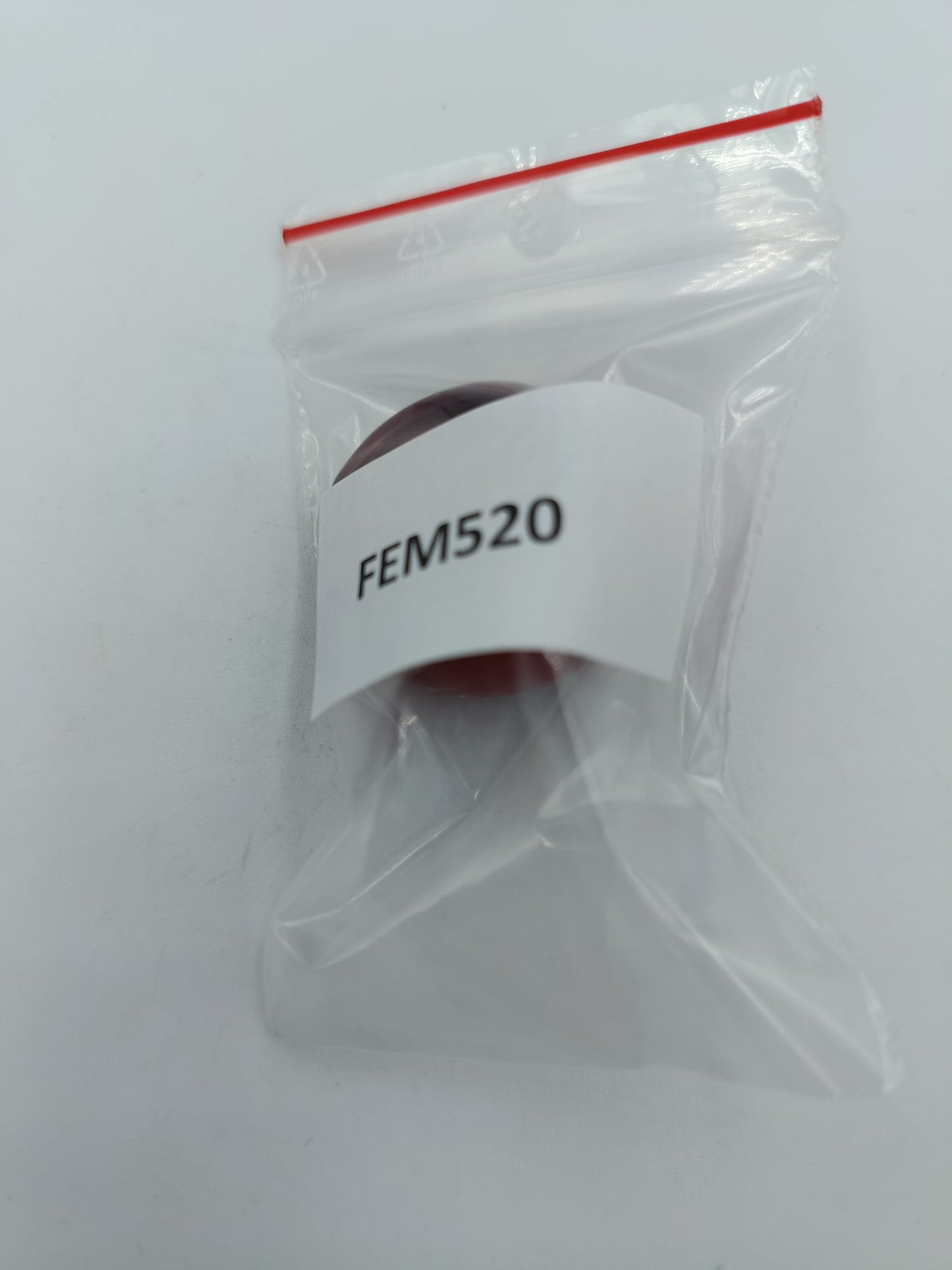 Roter Acrylring im Retro-Stil