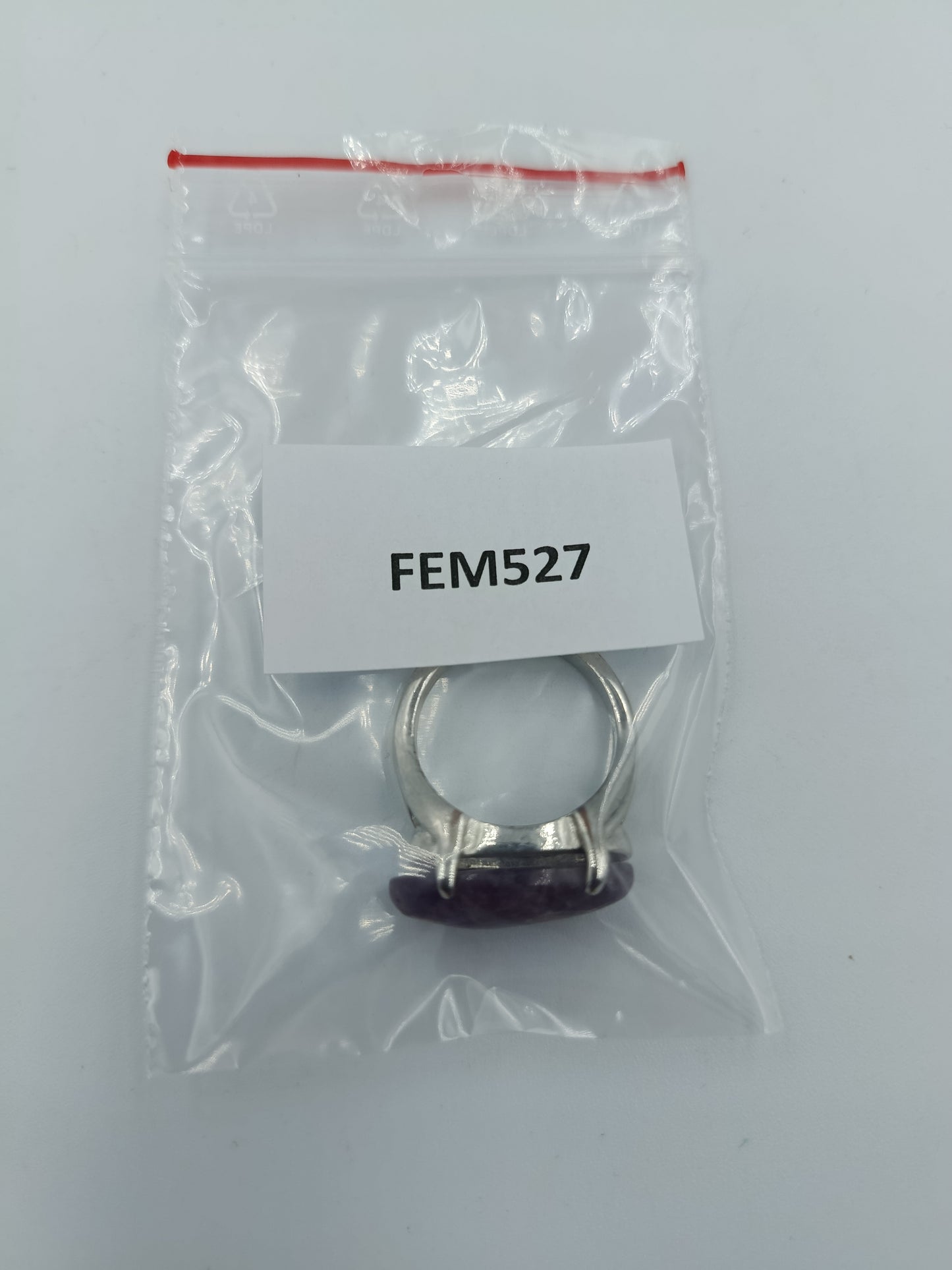 Silberfarbener Ring mit ovalem Amethyst-Stein