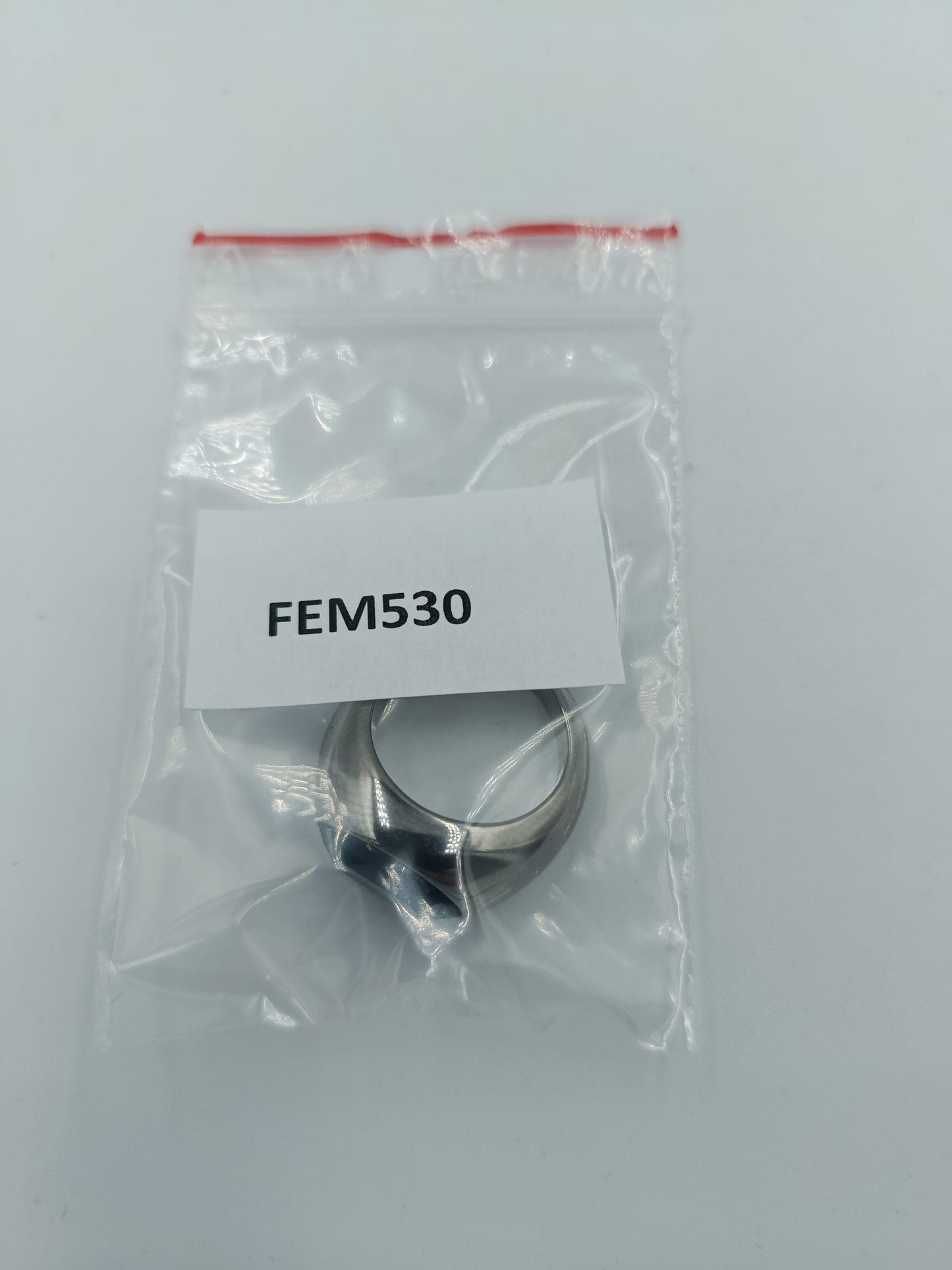 Silberfarbener Ring mit großem dunkelblauem Stein