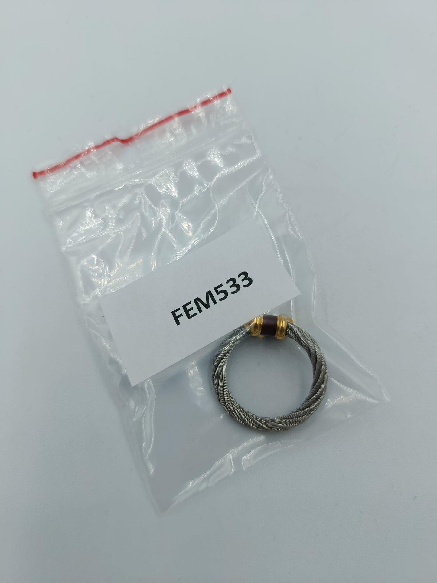 Moderner Edelstahlring mit goldfarbenen Elementen