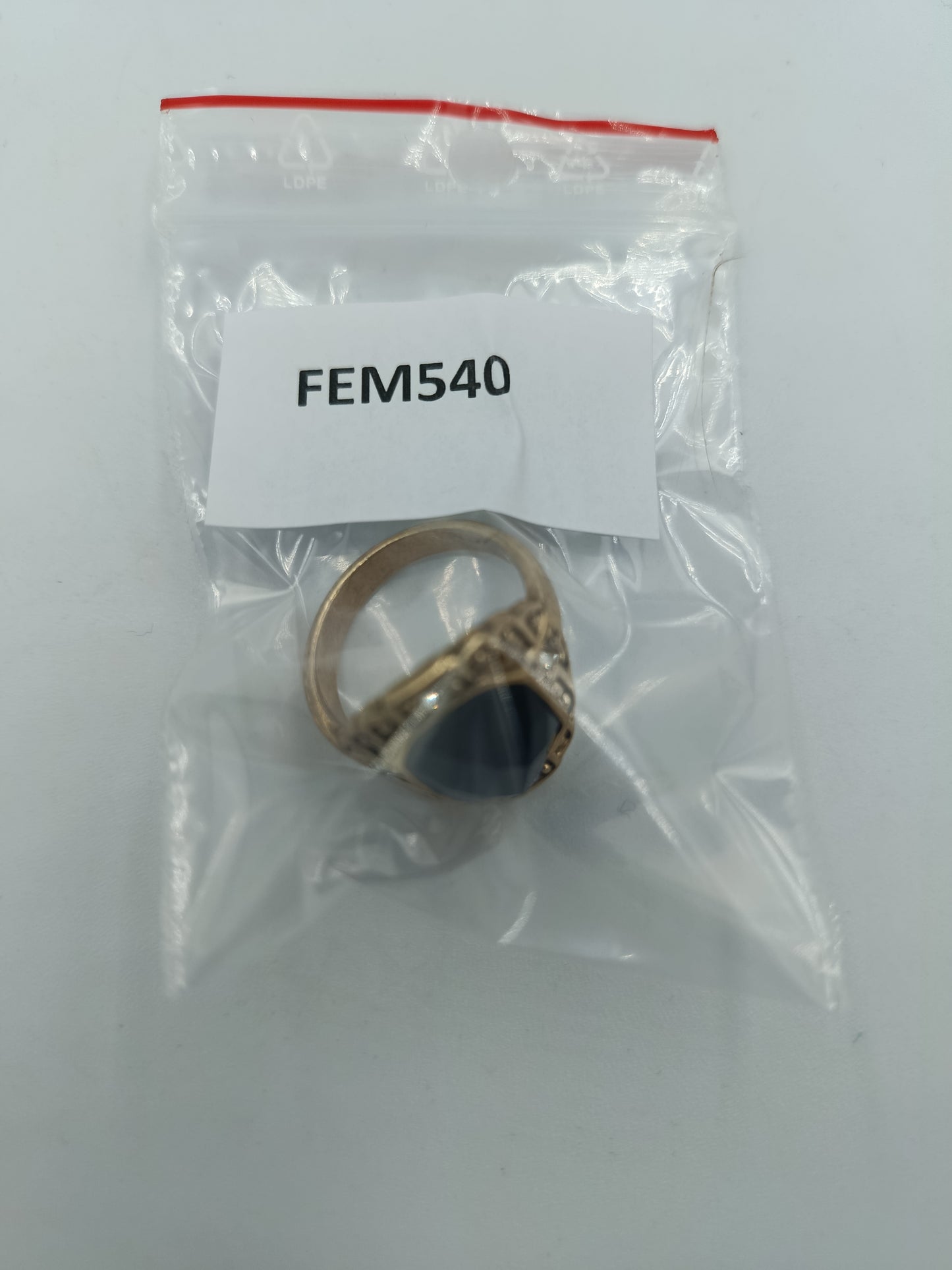 Goldfarbener Ring mit schwarzem Facettenstein