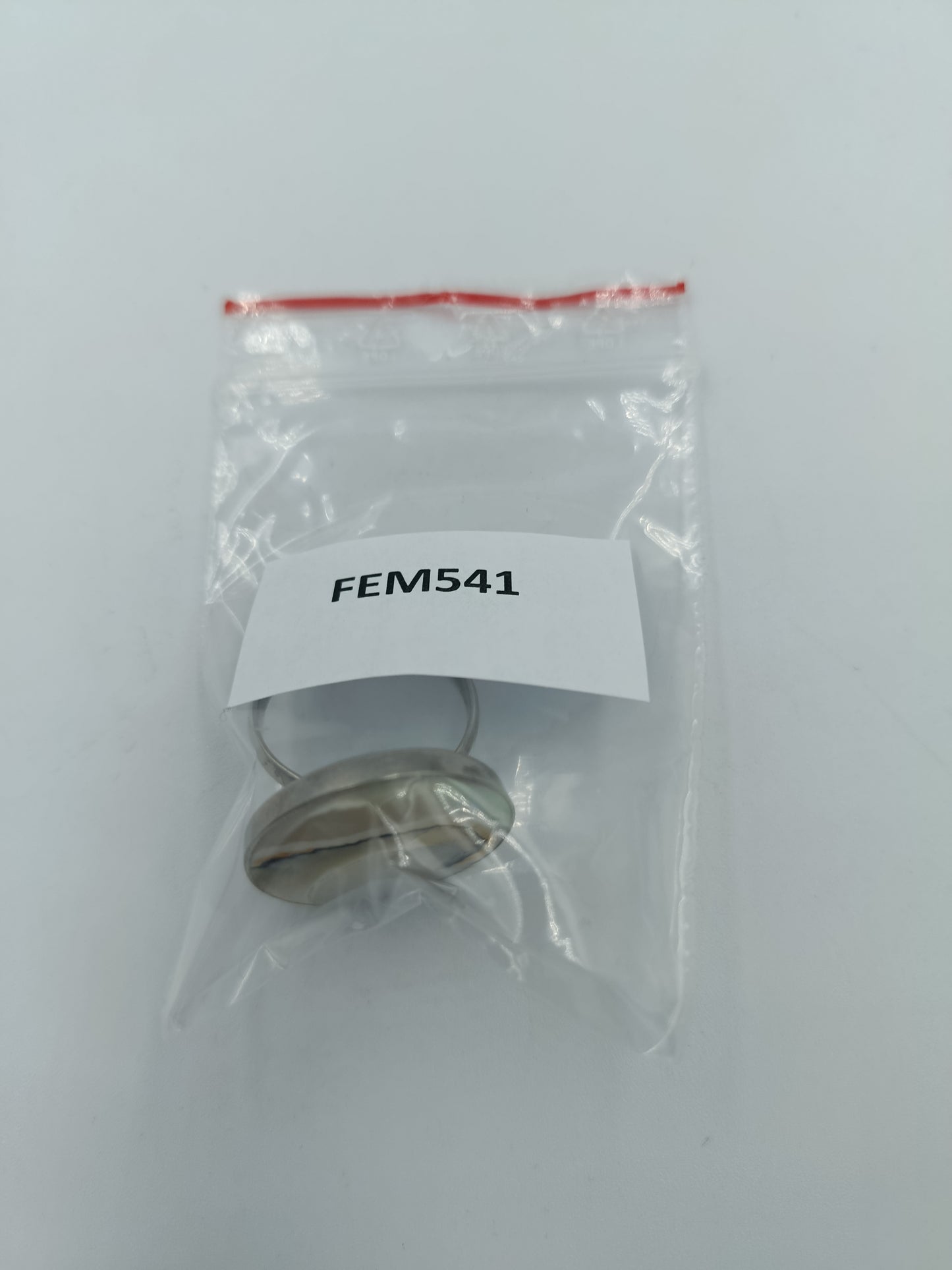 Silberfarbener Ring mit Muschelkern-Einsatz