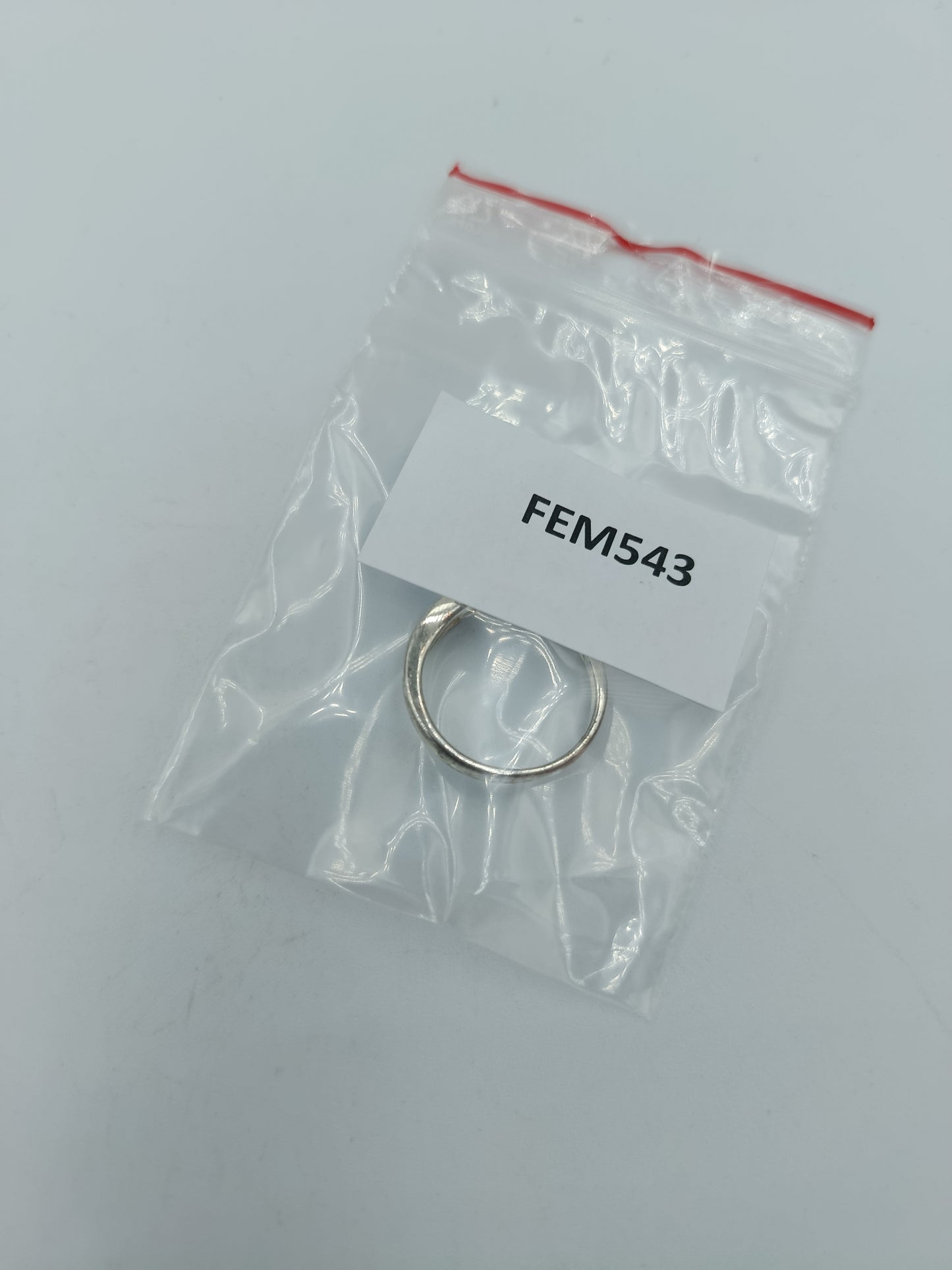 Silberring mit klarer Steinverzierung