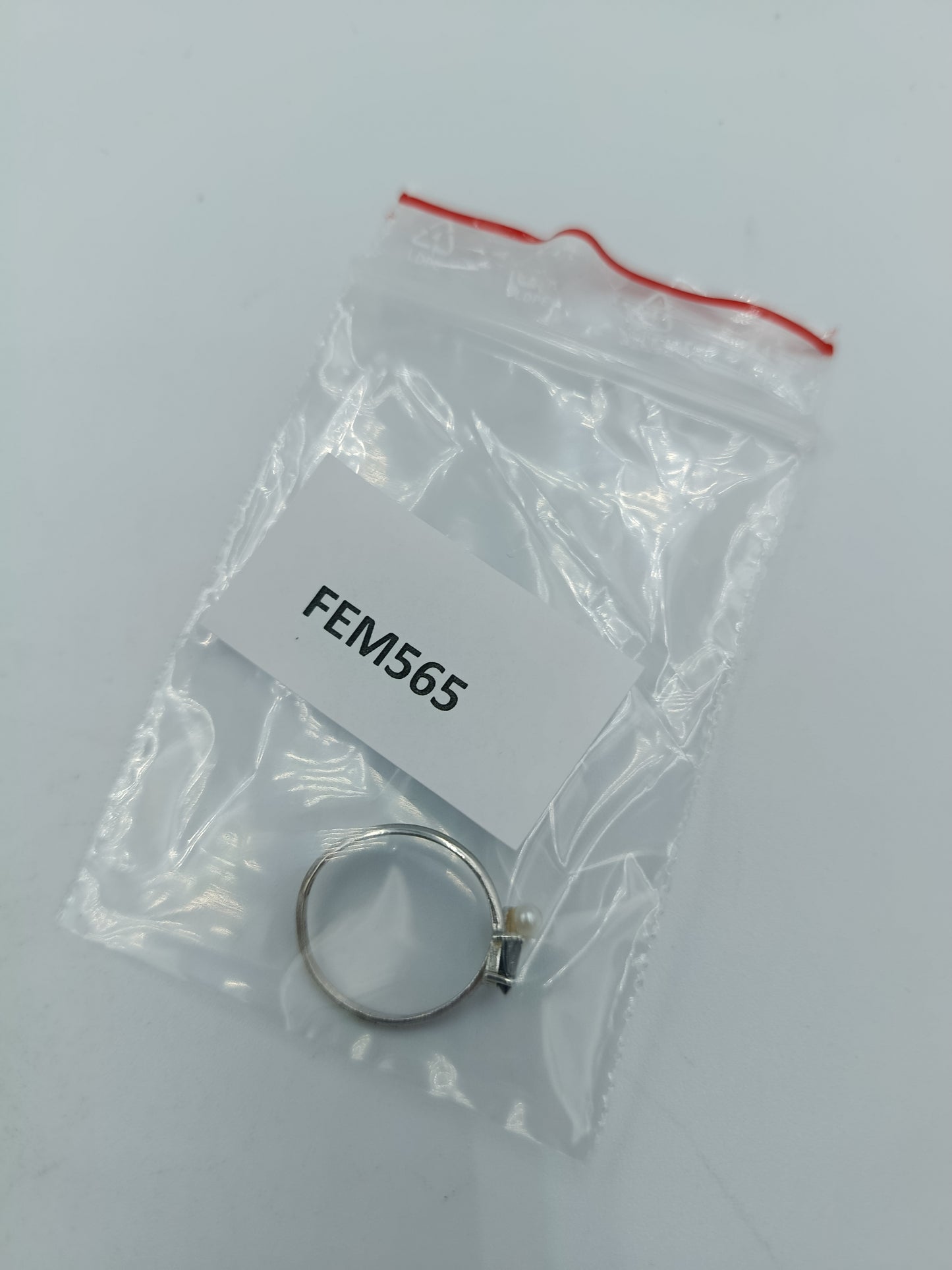 Eleganter 835 Silberring mit Perle und Saphirblauem Stein