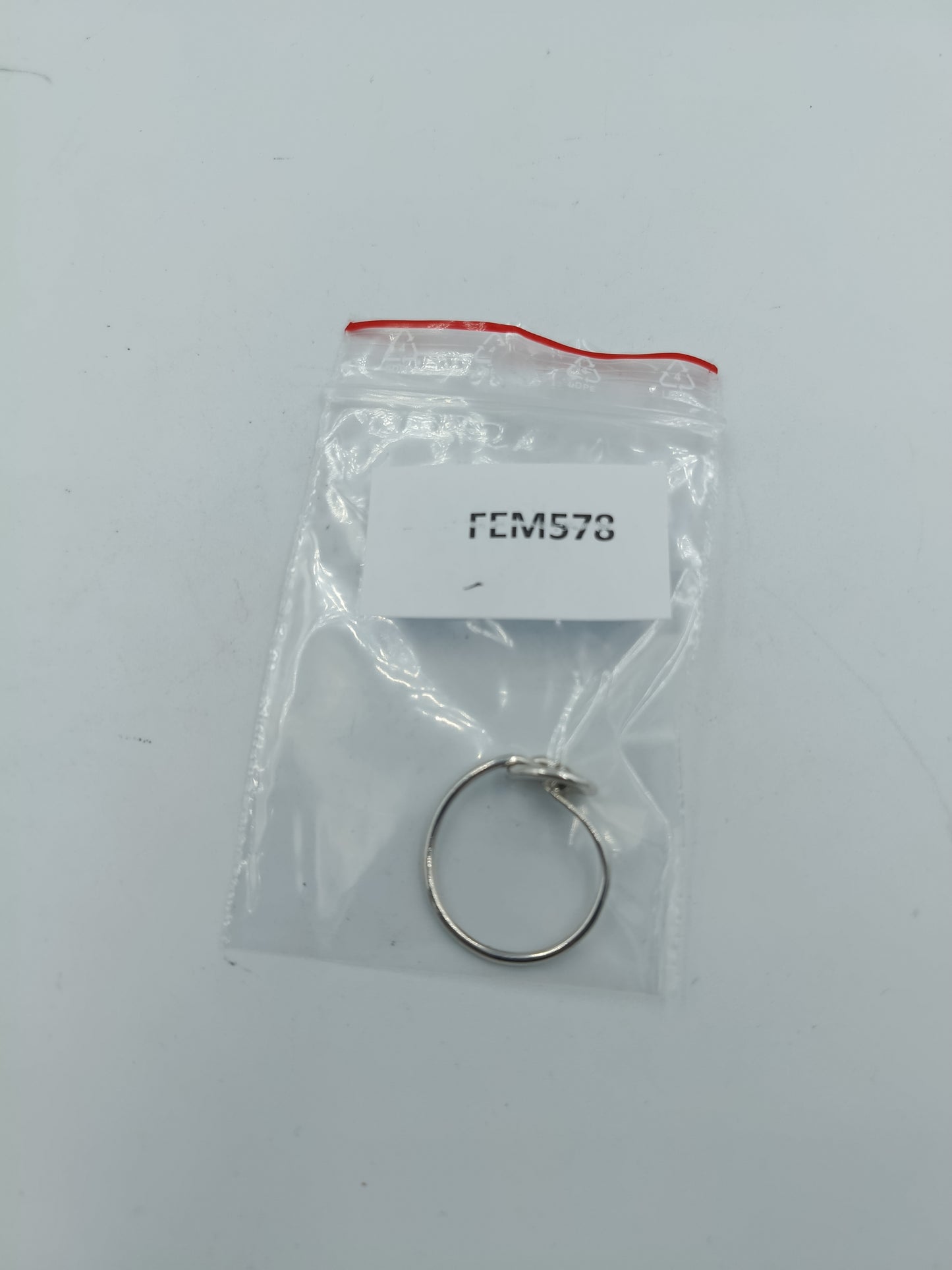 Versilberter Ring mit Knoten-Design