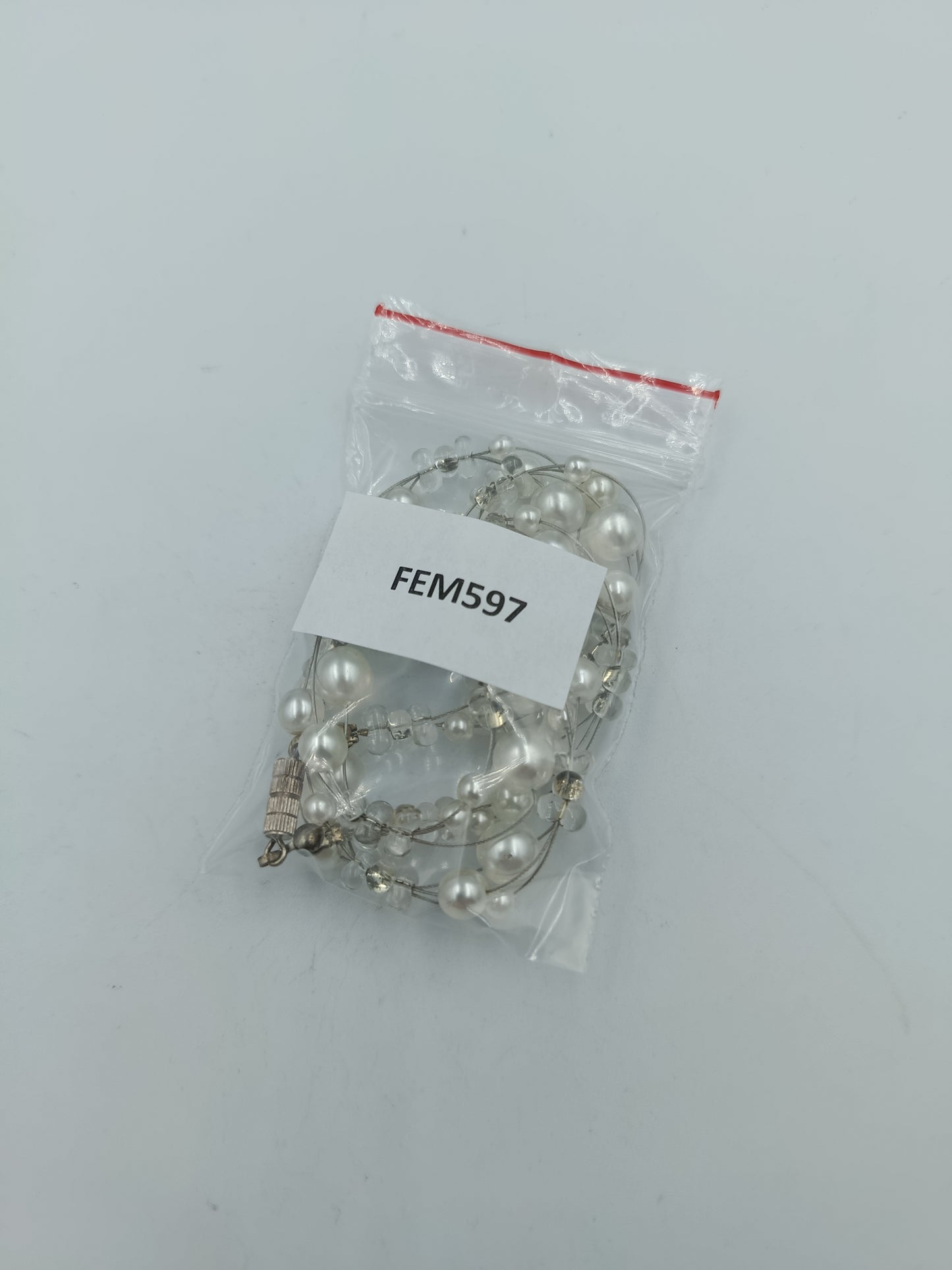 elegante Perlenkette mit Kristallakzenten