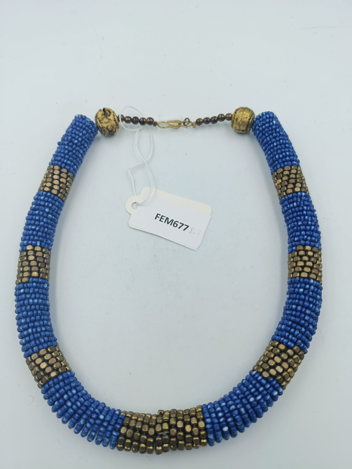 Handgefertigte Halskette aus blauen und goldfarbenen Glasperlen