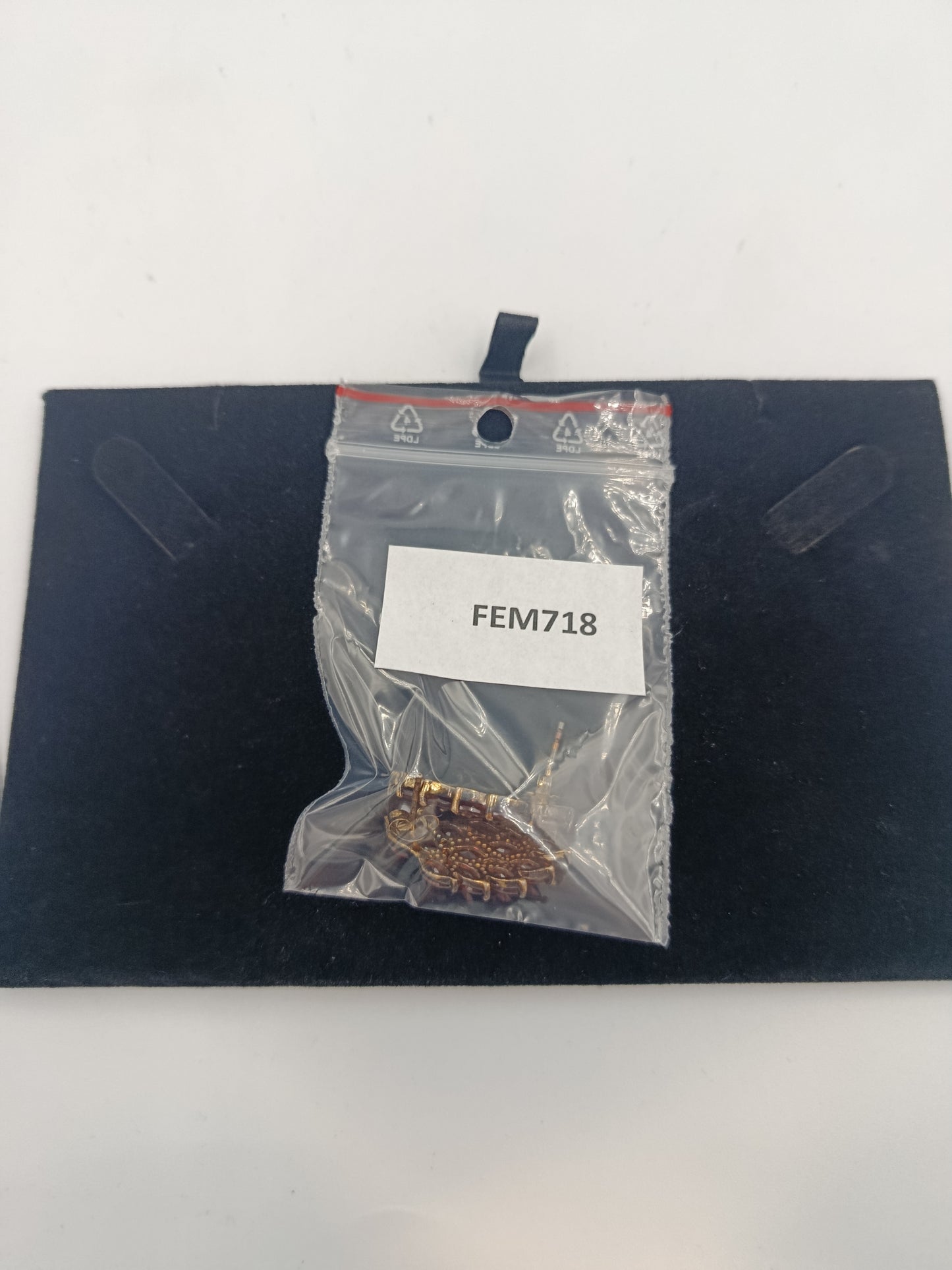 Vergoldete Ohrringe mit roten Steinen elegant