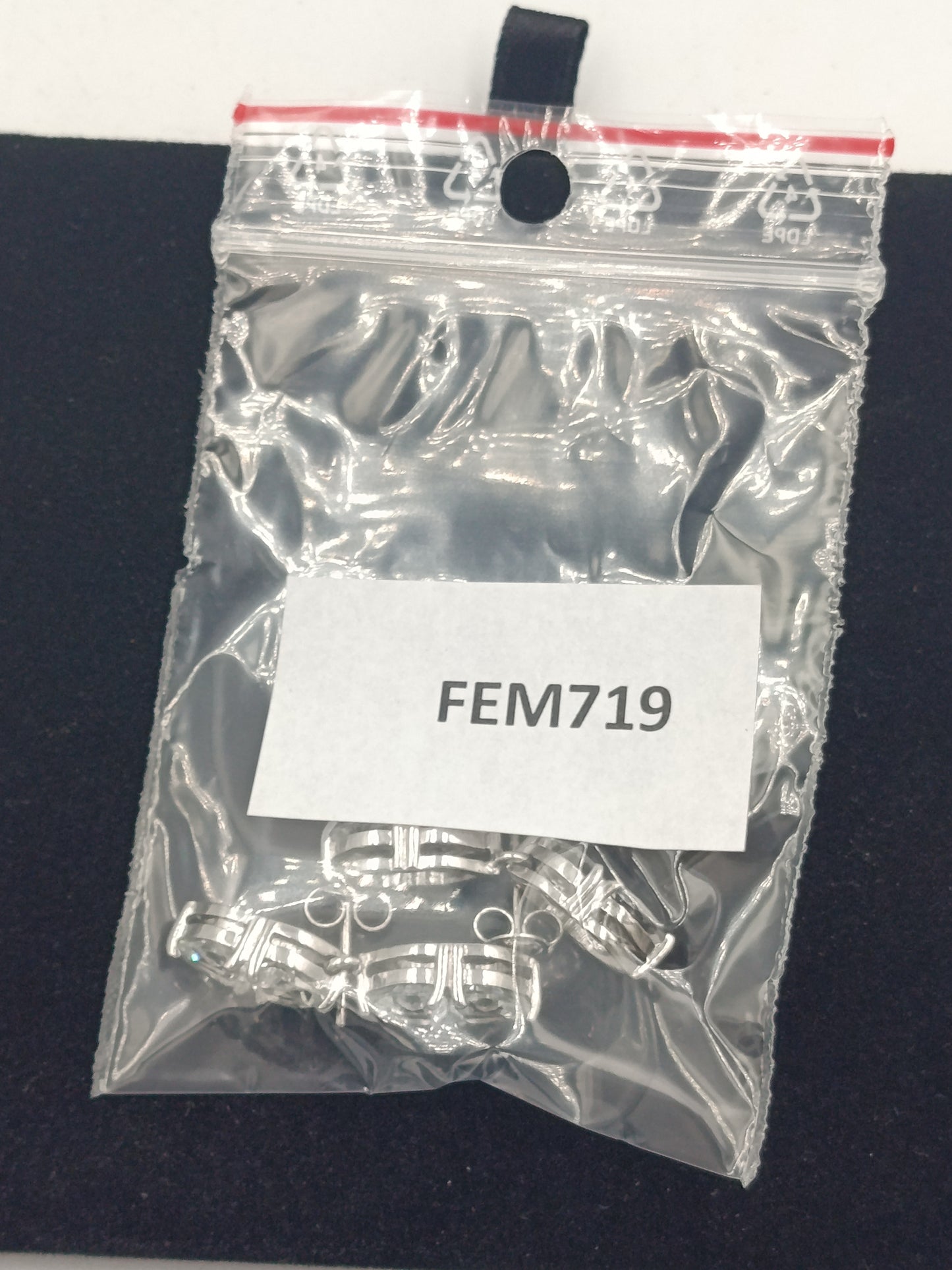 Silberfarbene Ohrringe mit klaren Steinen elegant