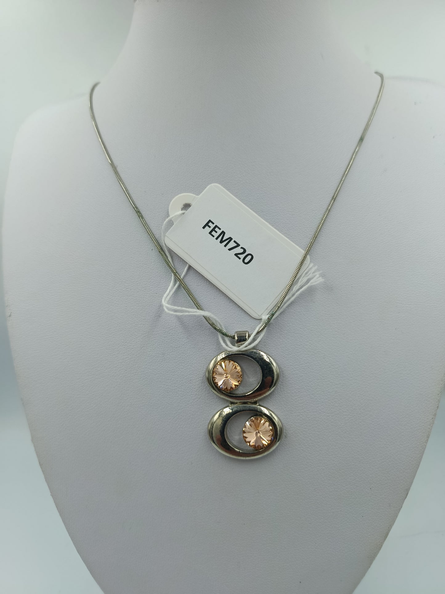 Silberfarbene Halskette mit Anhänger und champagnerfarbenen Steinen