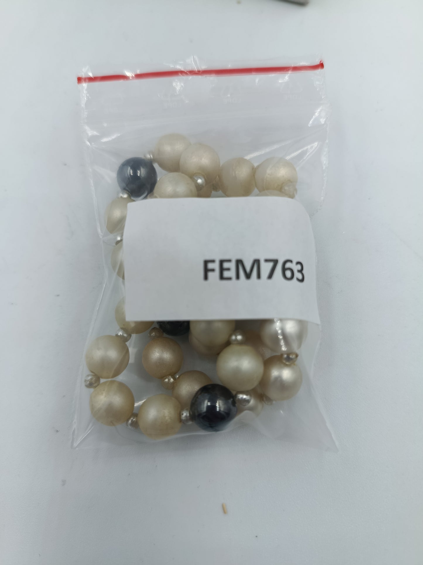 Perlenkette Creme Grau mit silberfarbenen Akzenten