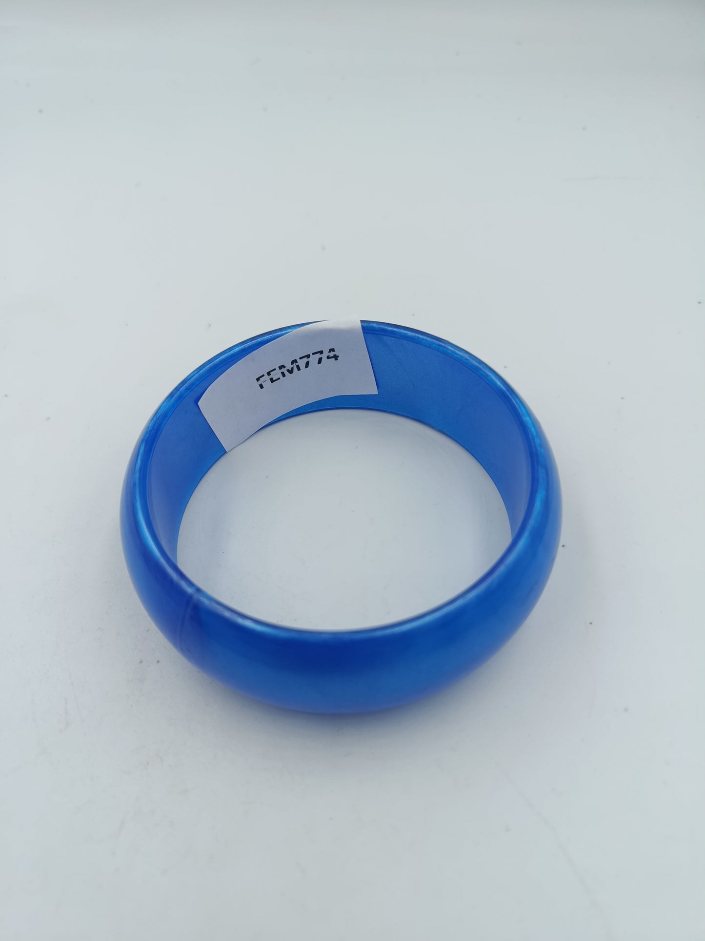 Retro Armreif in kräftigem Blau aus Kunststoff im Vintage Stil