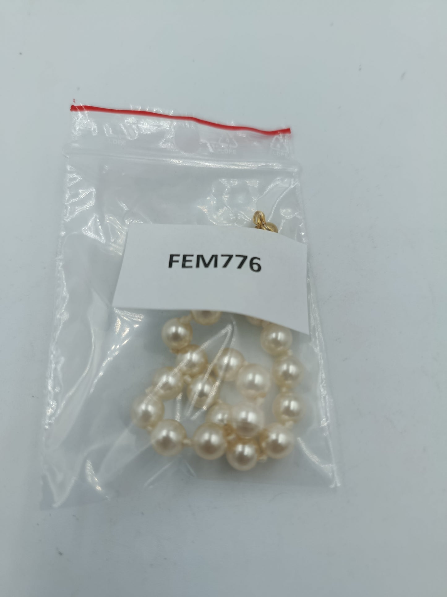 Elegantes Perlenarmband mit goldfarbenem Verschluss im klassischen Stil