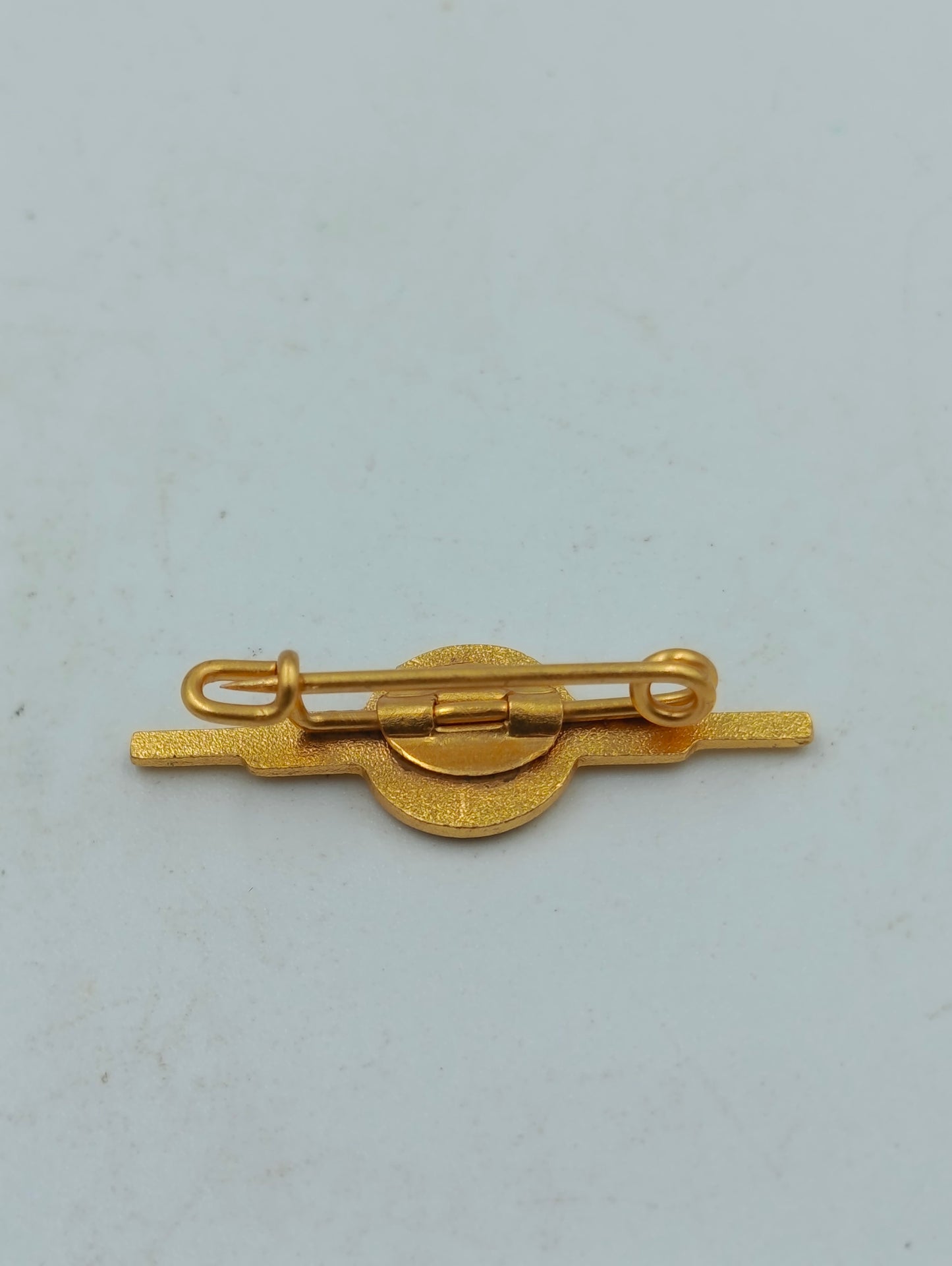 Goldfarbene Brosche des Allgemeinen Deutschen Tanzlehrerverbands