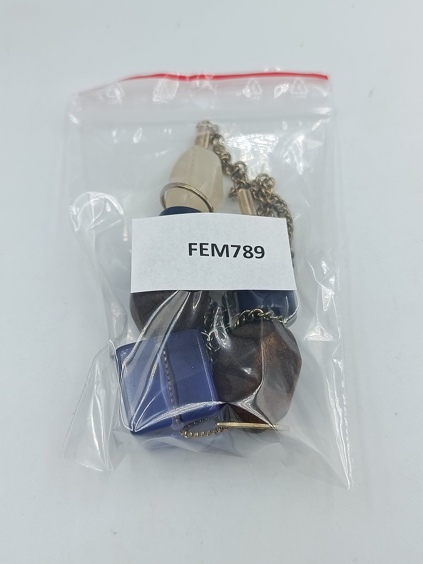 Modische Halskette mit großen Holz und Kunststoffelementen