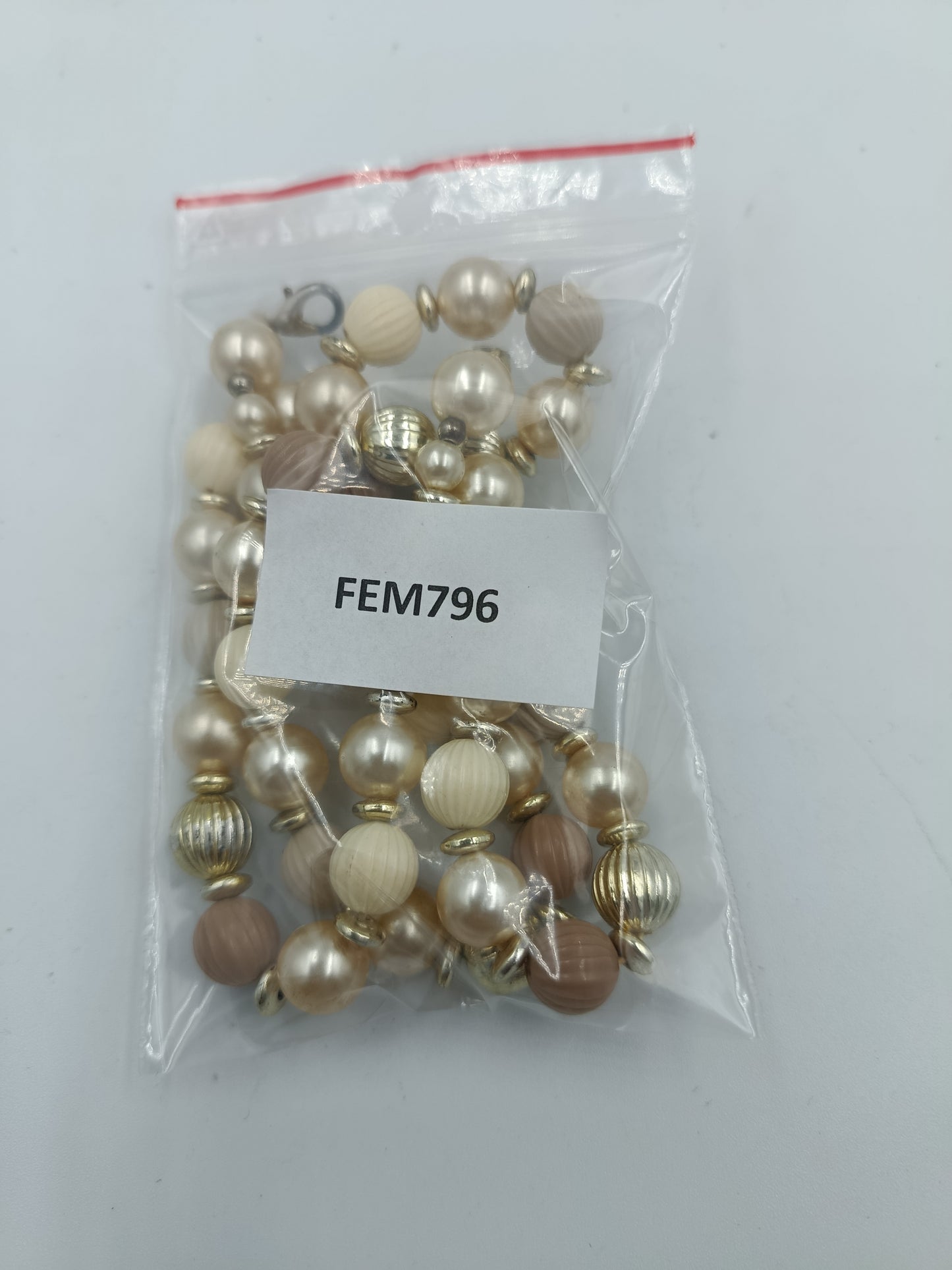 Elegante Perlenkette in Beige und Goldtönen