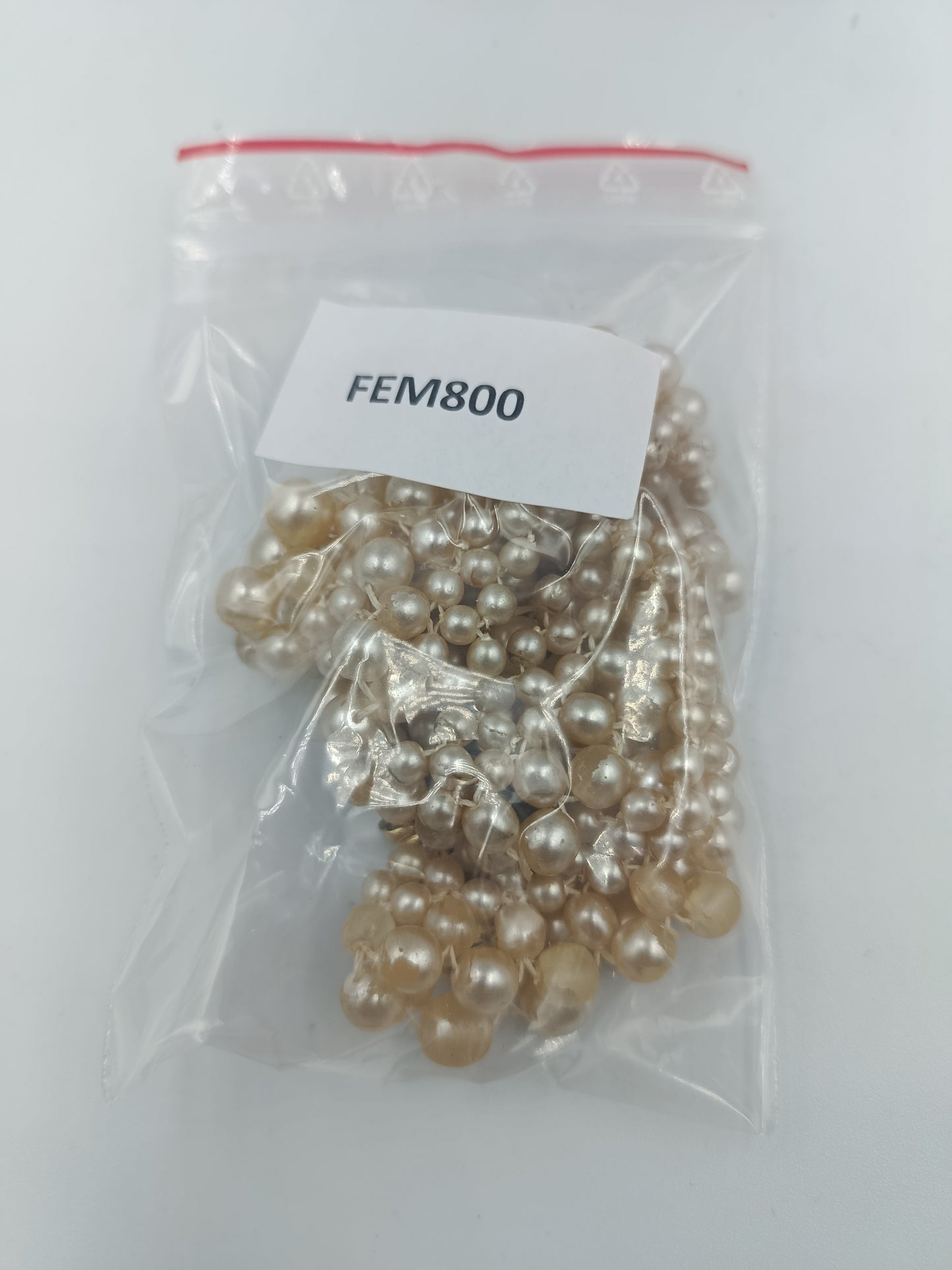 Dreireihige Perlenkette in Cremefarben mit Goldverschluss