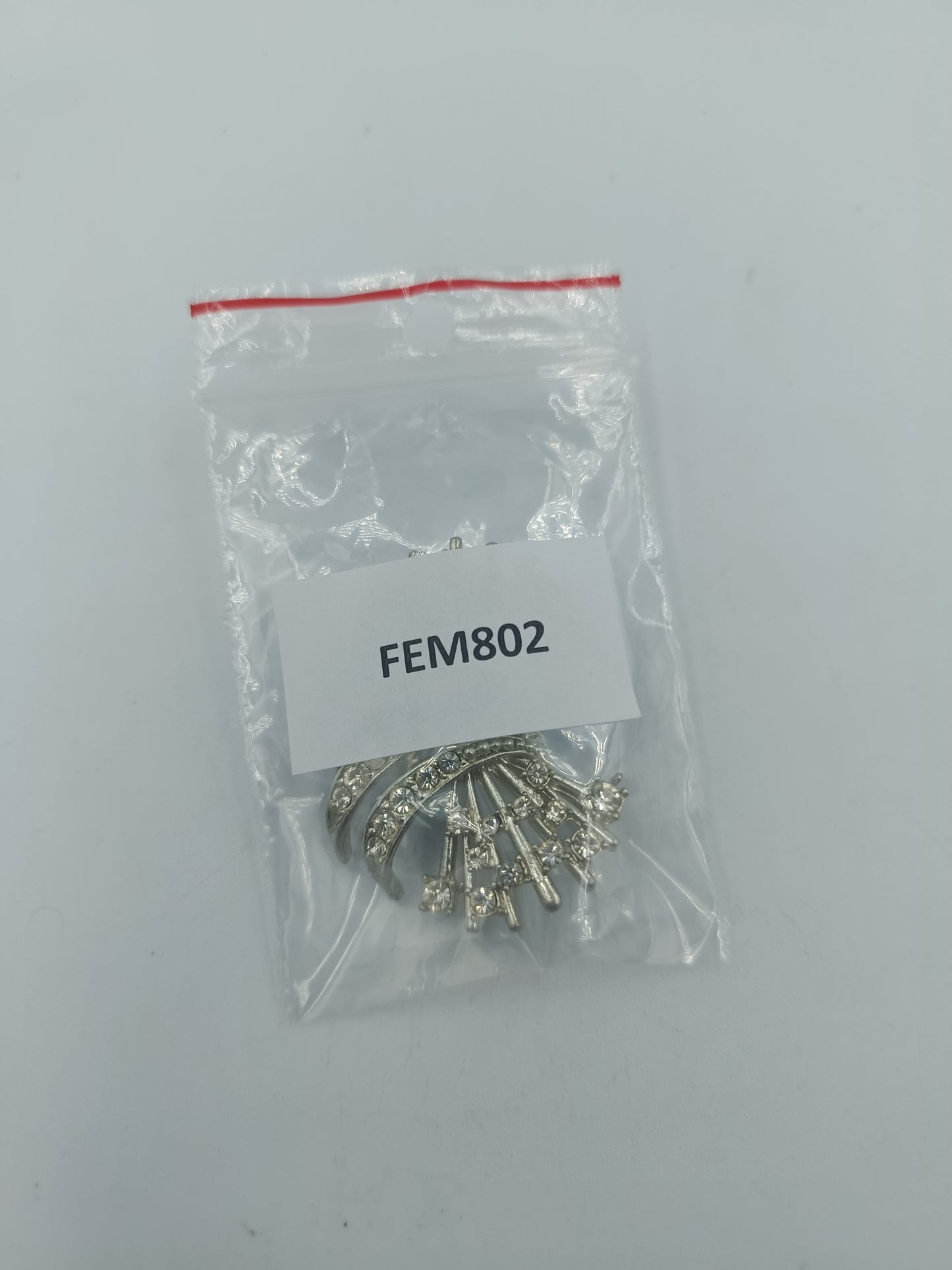 Silberfarbene Brosche mit klaren Strasssteinen