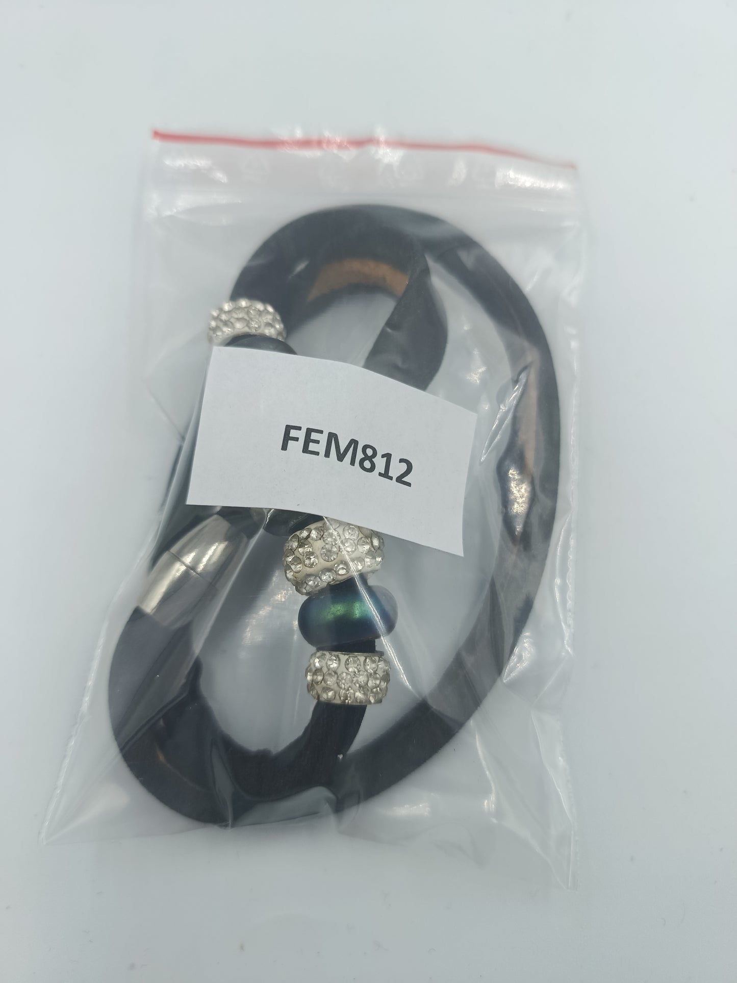 Moderne Halskette mit Lederband und Perlen im Metallic Look