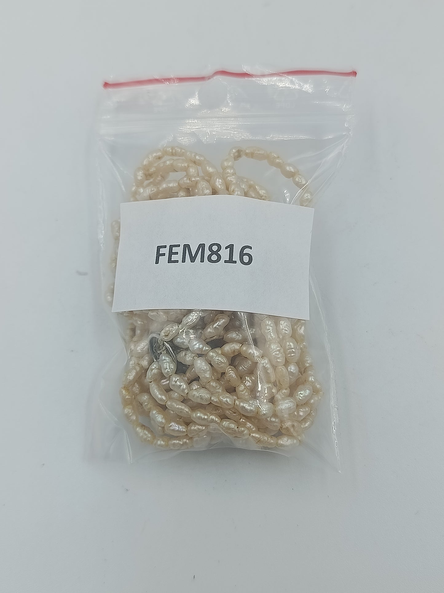 Mehrreihige Perlenkette mit kleinen Zuchtperlen in Cremeweiß