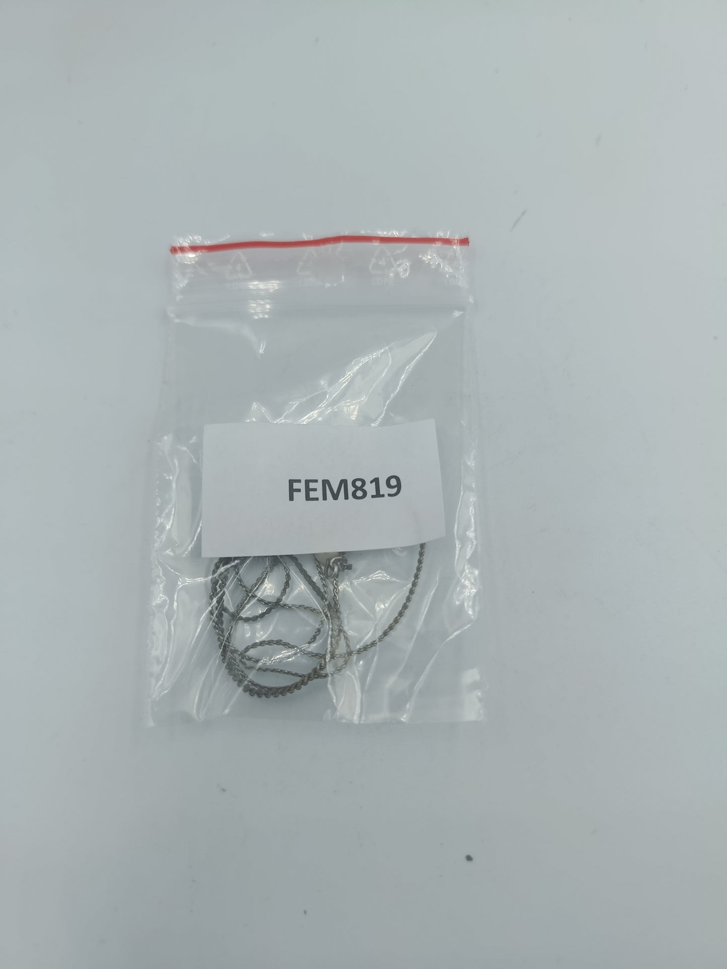 Feine silberfarbene Halskette mit einer kleinen Perle