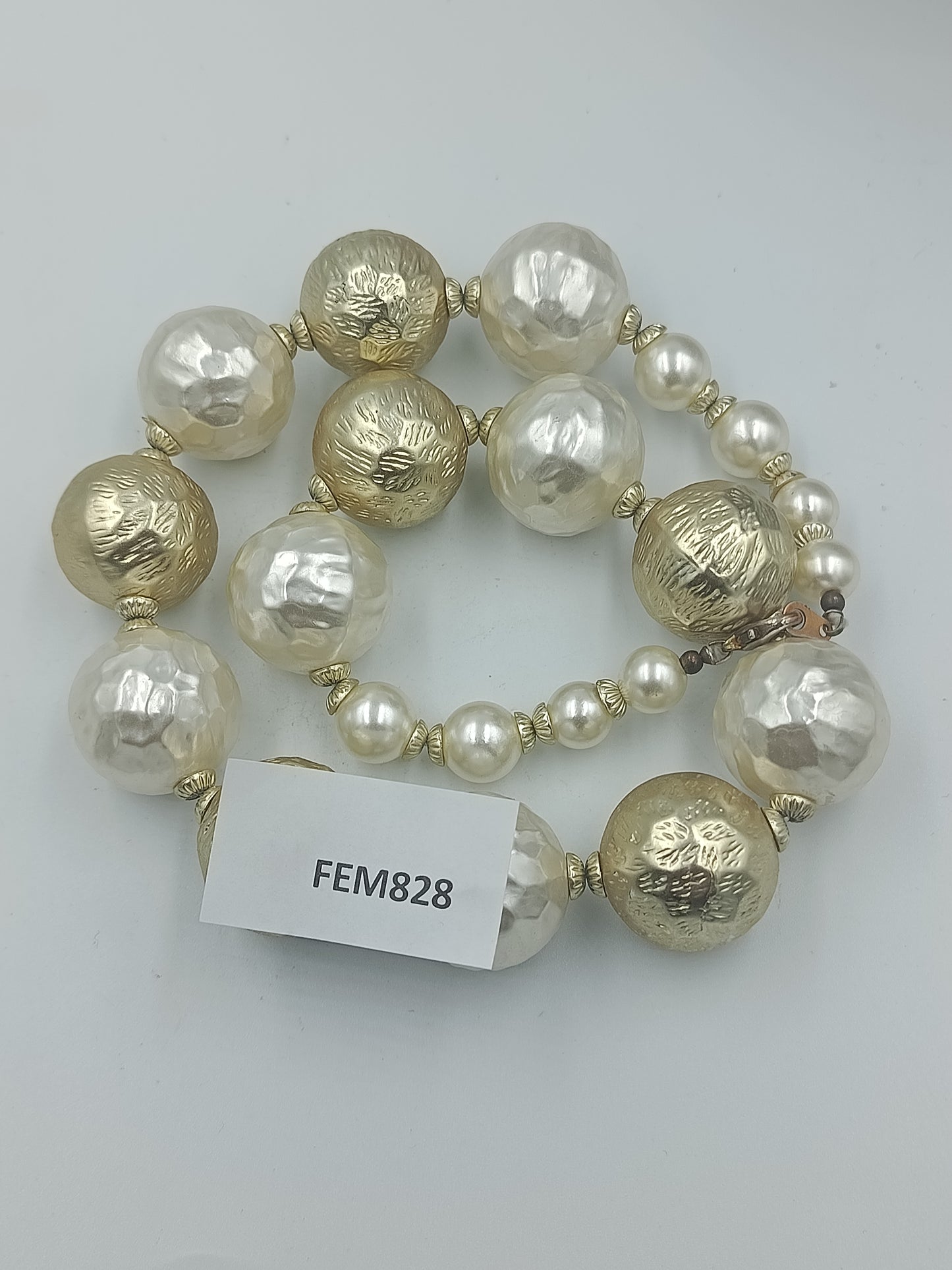 Statement Halskette mit großen Gold und perlweißen Kugeln