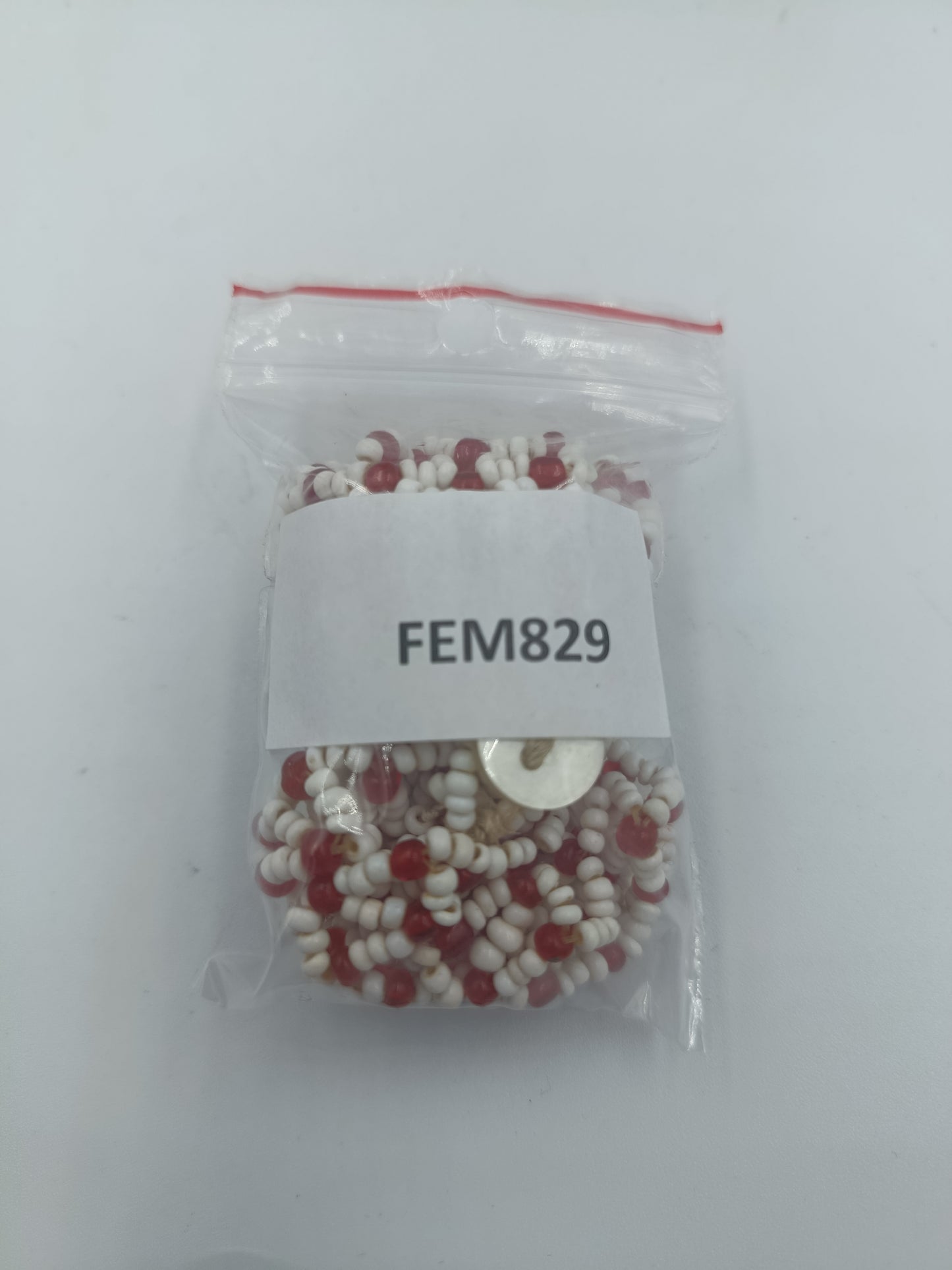 Handgefertigte Halskette aus weißen und roten Perlen