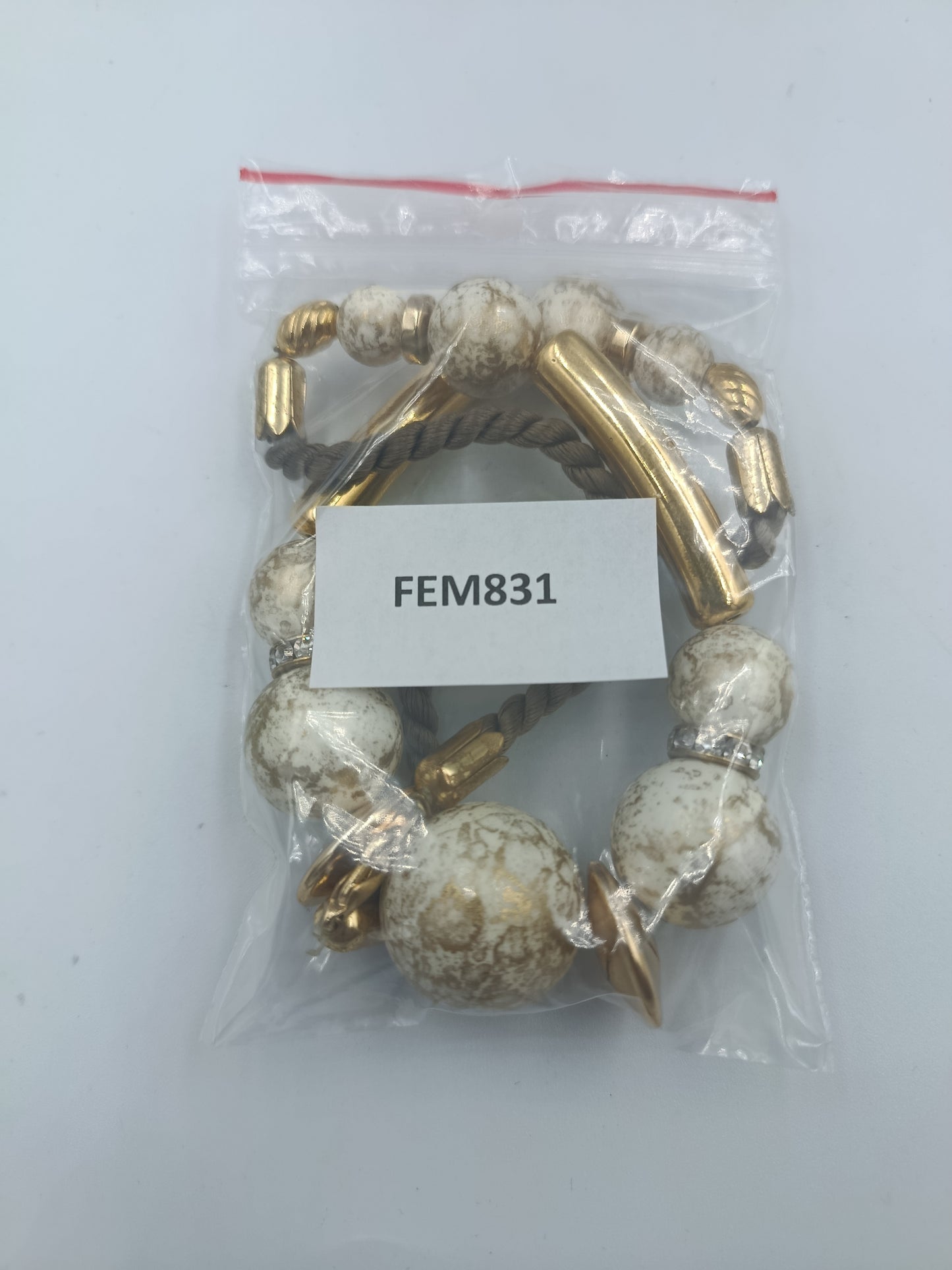 Modische Halskette mit marmorierten Kugeln und goldfarbenen Elementen